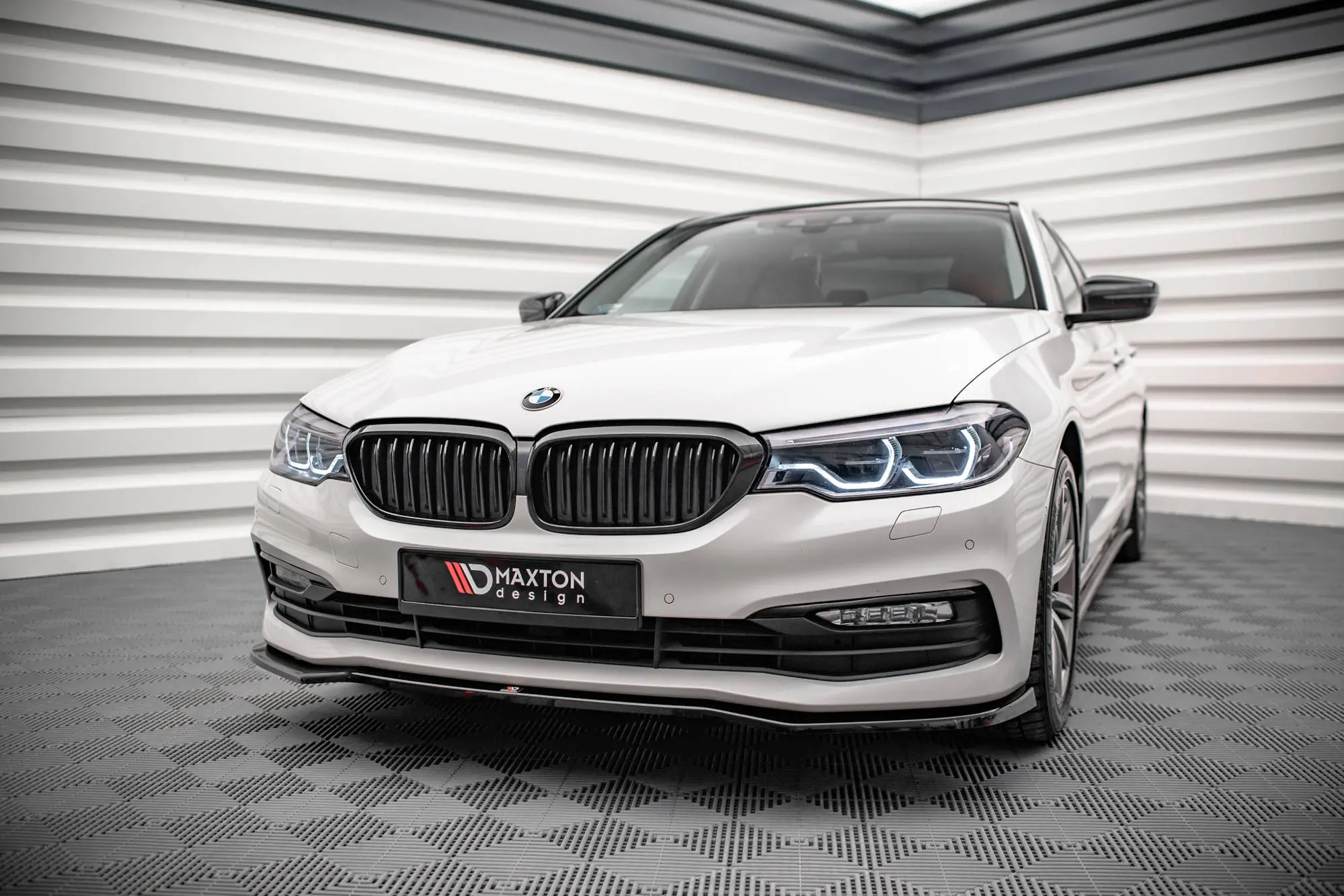 Frontspoiler BMW 5 (G30 / G31) 2017 - 2020 | V.1 Glossy Black Edition Image 1