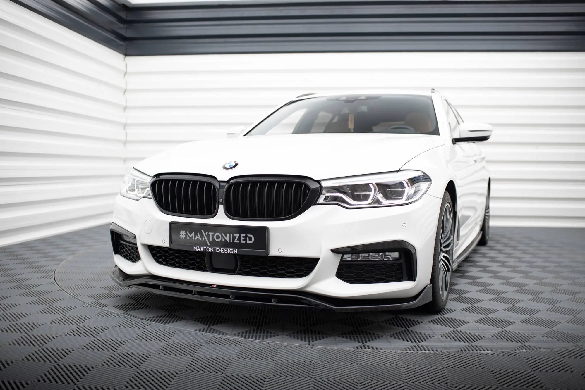 Frontspoiler BMW 5 (G30 / G31) M-Pakke 2017 - 2020 | V.3 Glossy Black Edition