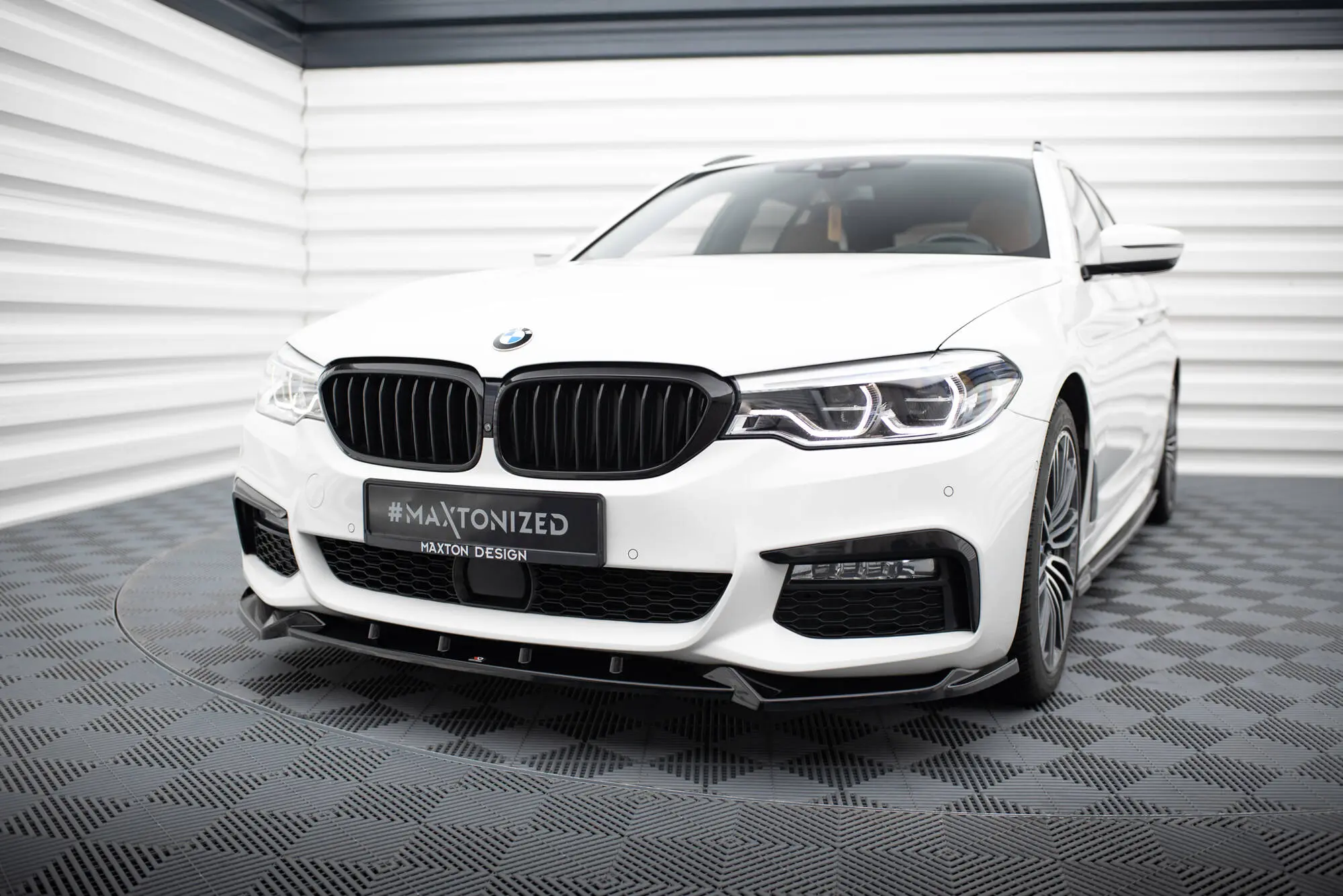 Frontspoiler BMW 5 (G30 / G31) M-Pakke 2017 - 2020 | V.4 Glossy Black Edition