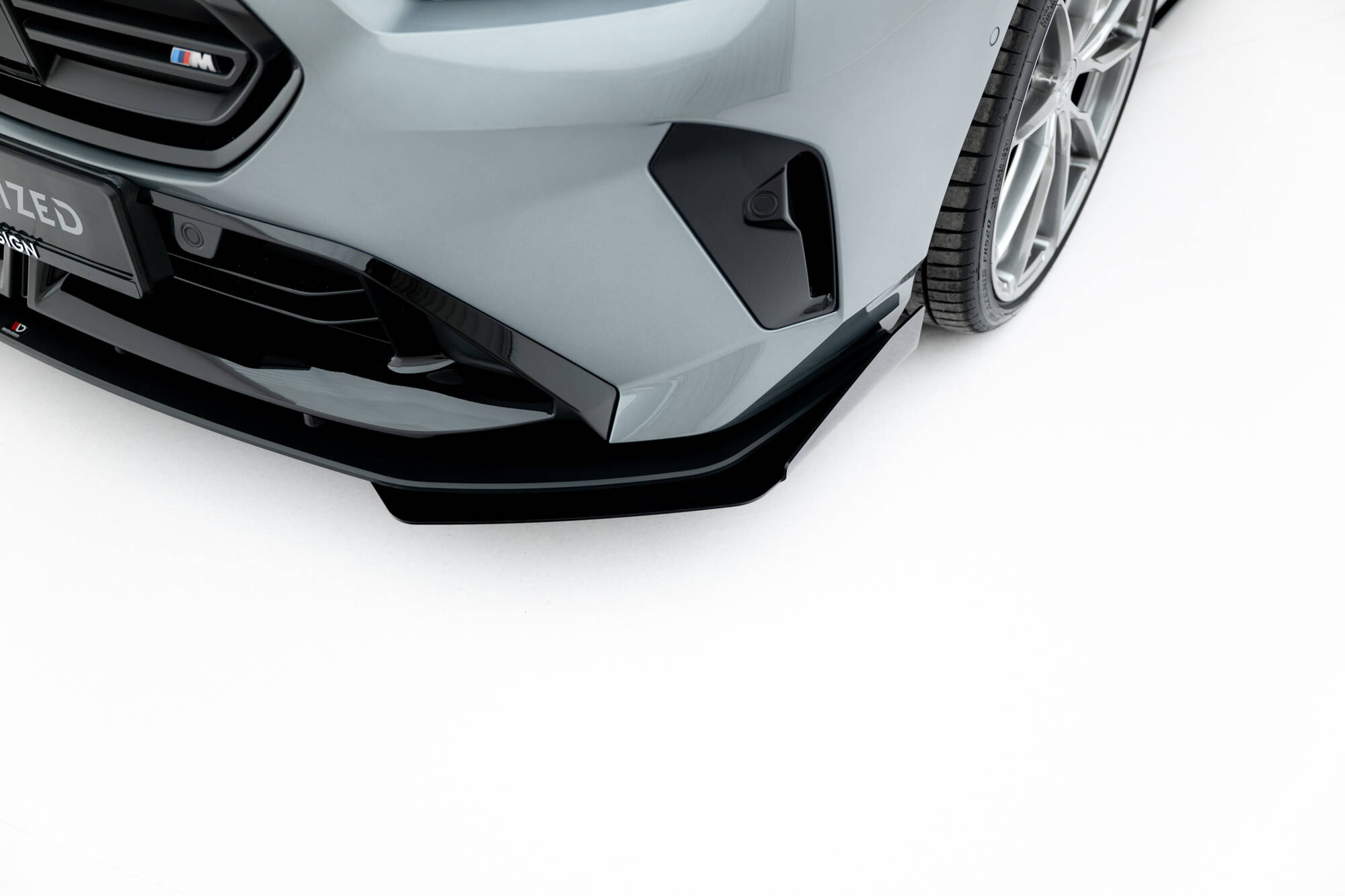 Frontspoiler BMW M135i (F70) 2024 -> | + Sideskjørt Splitters Sport Glossy Black Edition – bilde 4