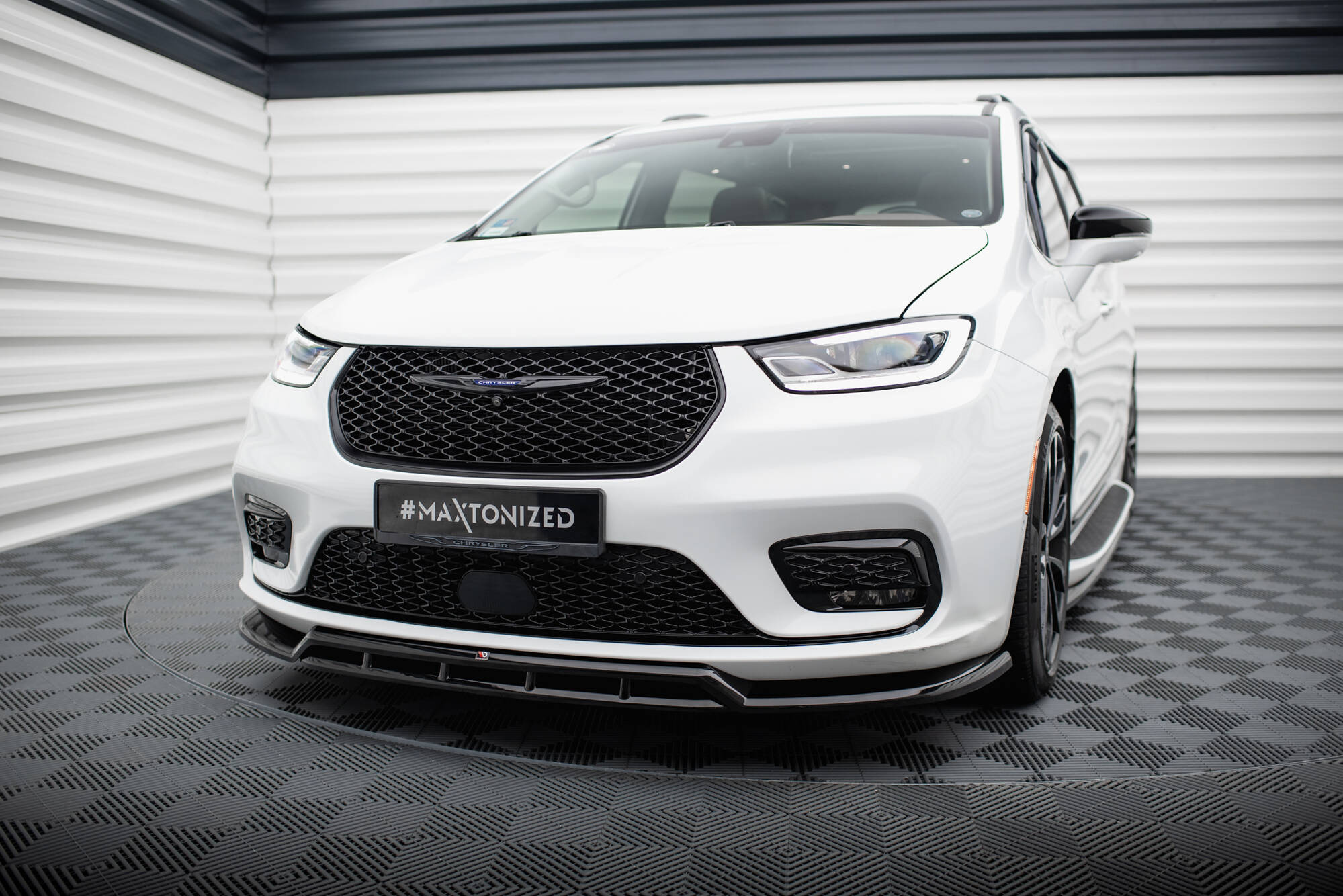Frontspoiler Chrysler Pacifica II Facelift 2021 -> | Sport Glossy Black Edition Image 1