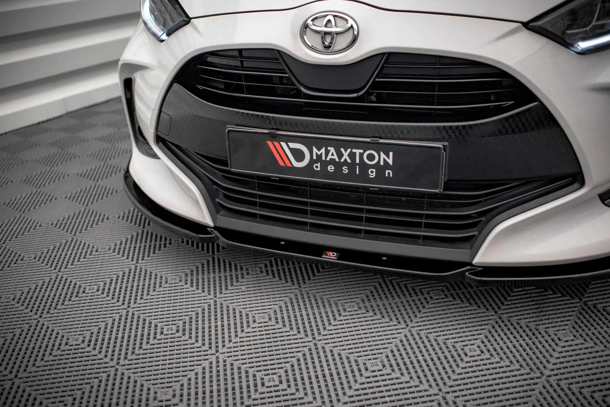 Frontspoiler + Flopper Toyota Yaris IV 2019 -> | V.1 Glossy Black Edition
