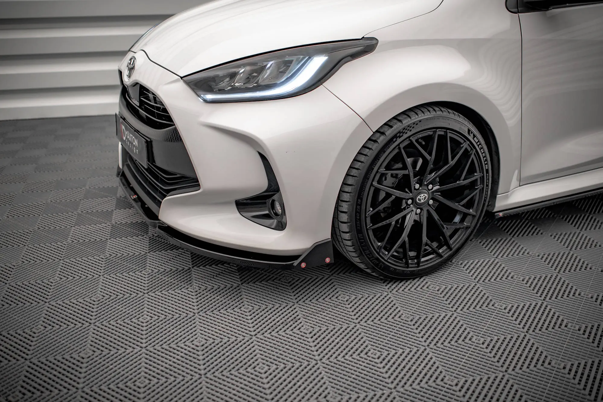 Frontspoiler + Flopper Toyota Yaris IV 2019 -> | V.1 Glossy Black Edition – bilde 4