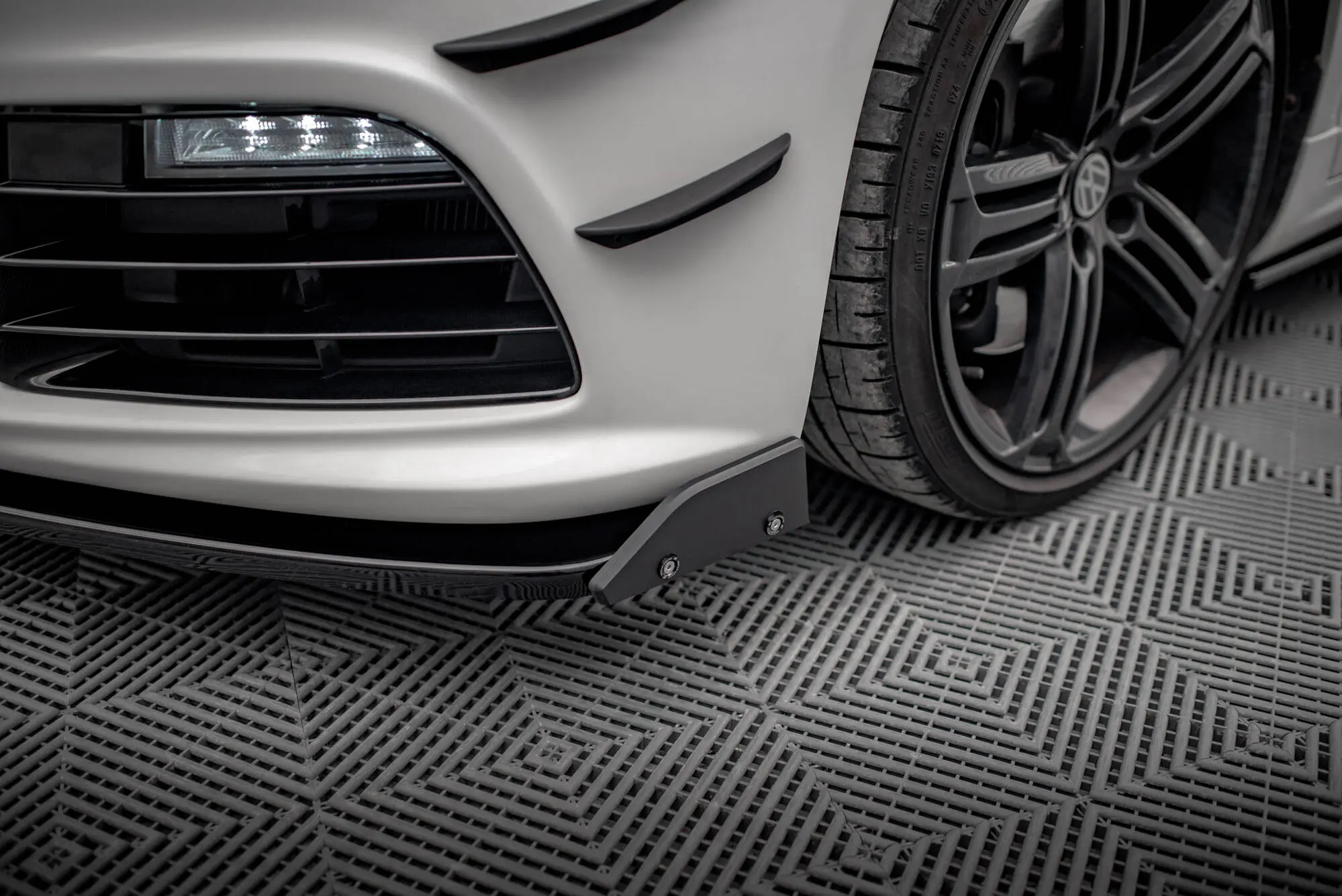 Frontspoiler + flopper VW Scirocco R mk3 2008 - 2014 | V.3 Glossy Black Edition Image 1