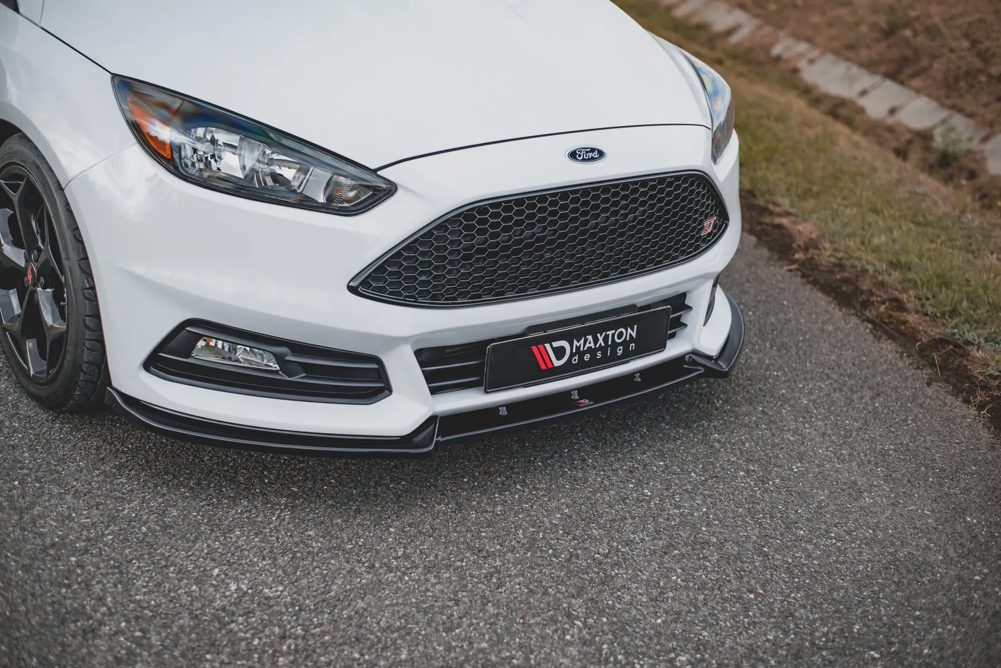 Frontspoiler Ford Focus III ST Facelift 2015 - 2018 │ V.4 Glossy Black Edition Image 2