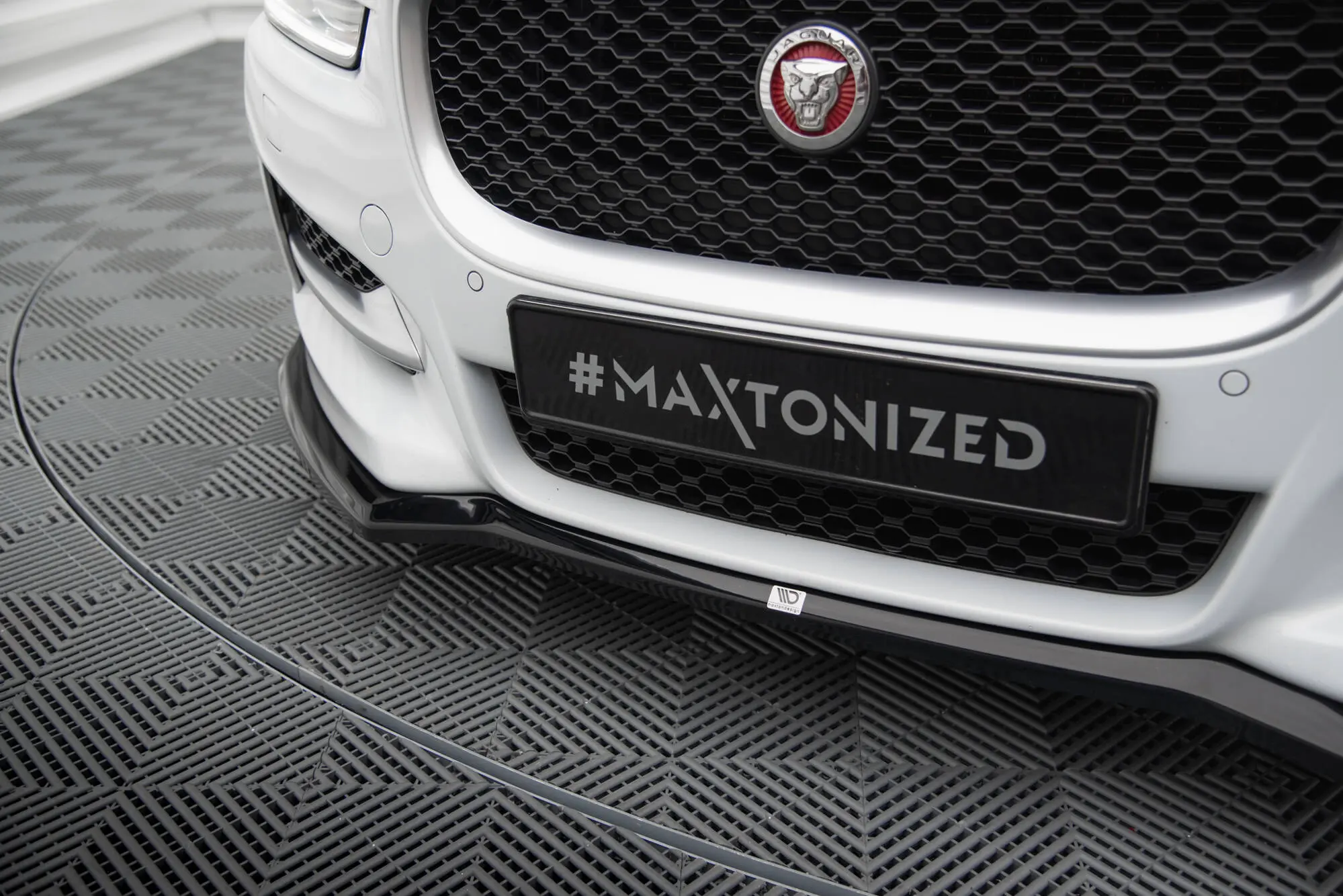 Frontspoiler Jaguar XE R-Sport 2015 - 2024 | V.1 Glossy Black Edition Image 1