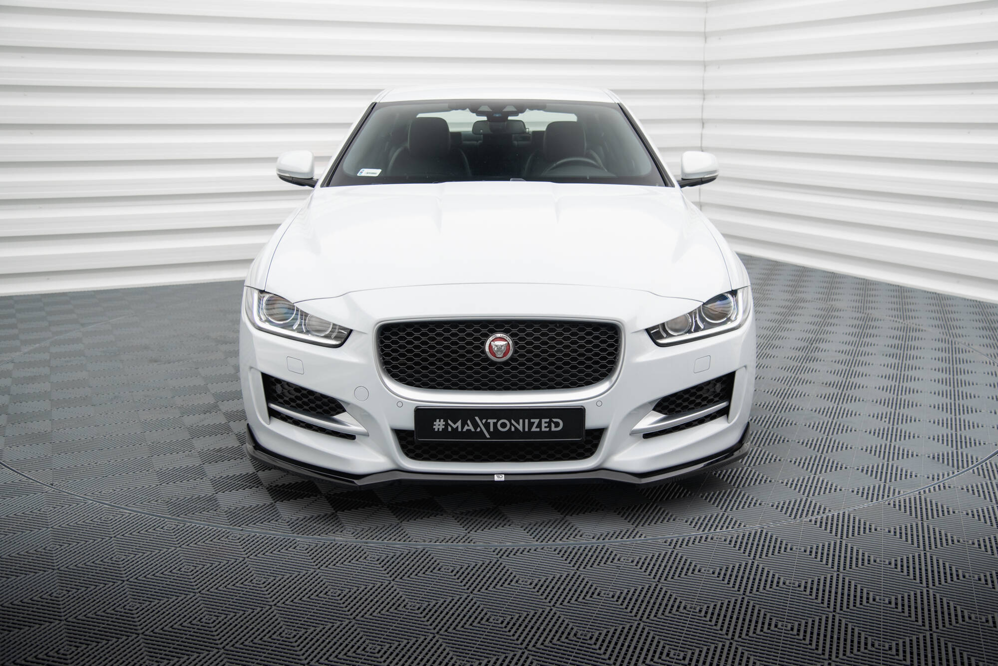 Frontspoiler Jaguar XE R-Sport 2015 - 2024 | V.1 Glossy Black Edition Image 2