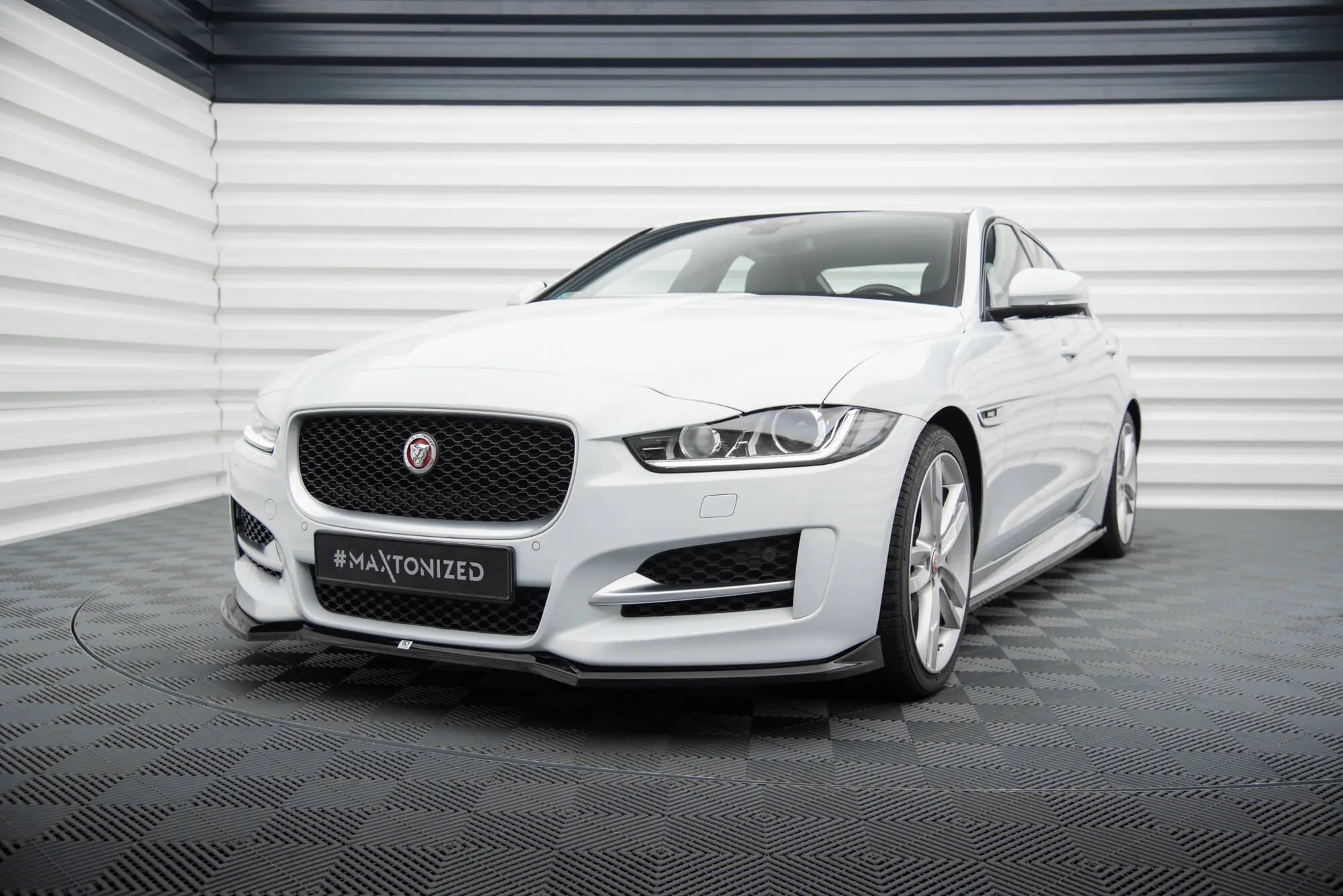Frontspoiler Jaguar XE R-Sport 2015 - 2024 | V.1 Glossy Black Edition Image 4