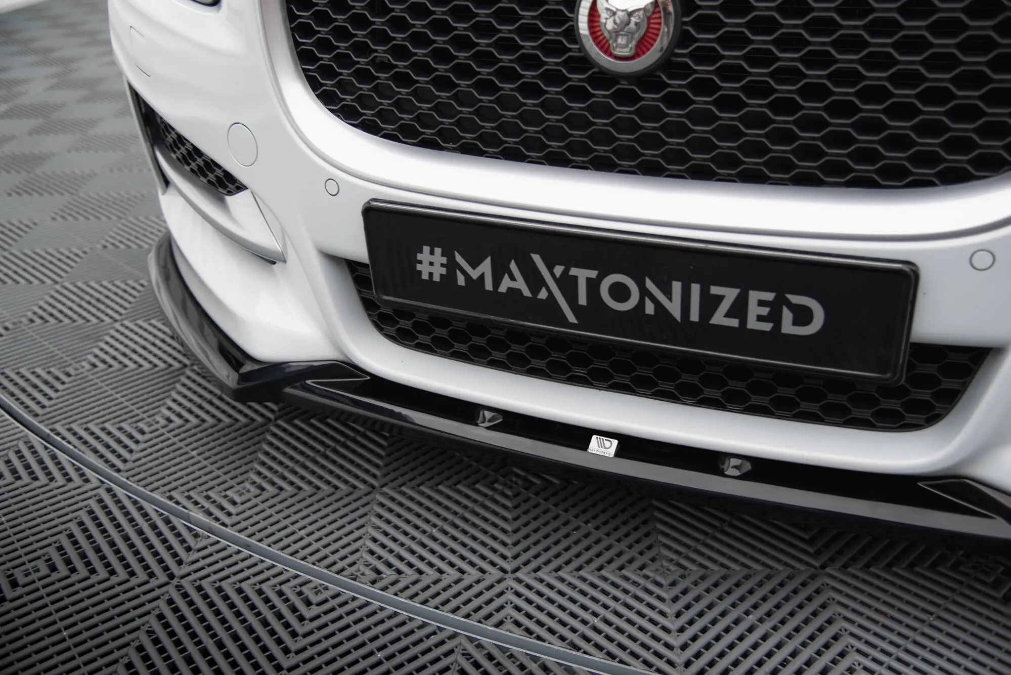 Frontspoiler Jaguar XE R-Sport 2015 - 2024 | V.2 Glossy Black Edition
