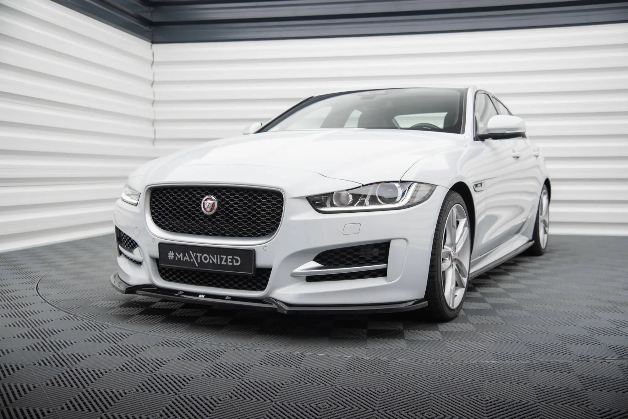 Frontspoiler Jaguar XE R-Sport 2015 - 2024 | V.2 Glossy Black Edition – bilde 4