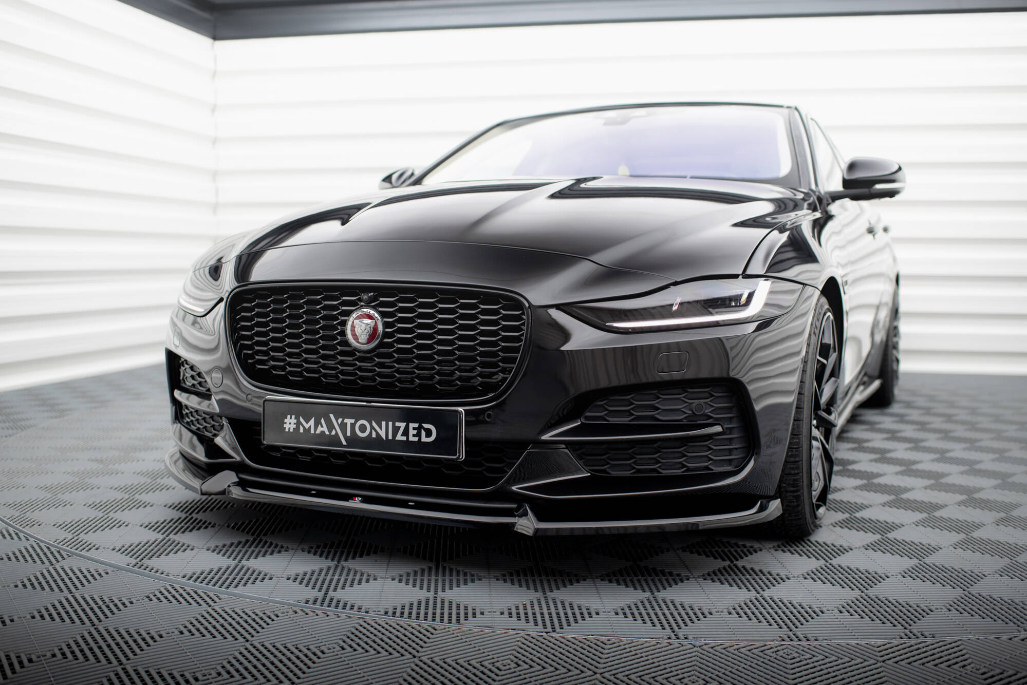 Frontspoiler Jaguar XE X760 Facelift 2019 - 2024 | Sport Glossy Black Edition V2 Image 1