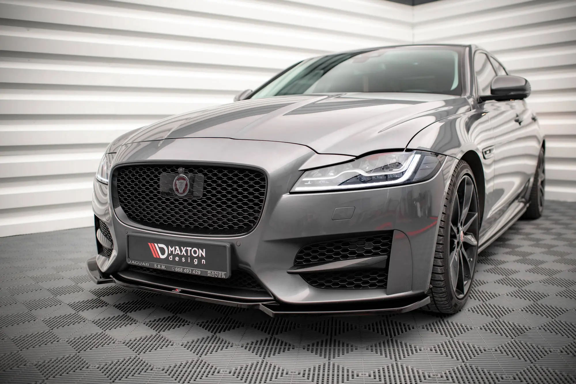 Frontspoiler Jaguar XF II R-Sport 2015-2020 | V.1 Glossy Black Edition – bilde 4