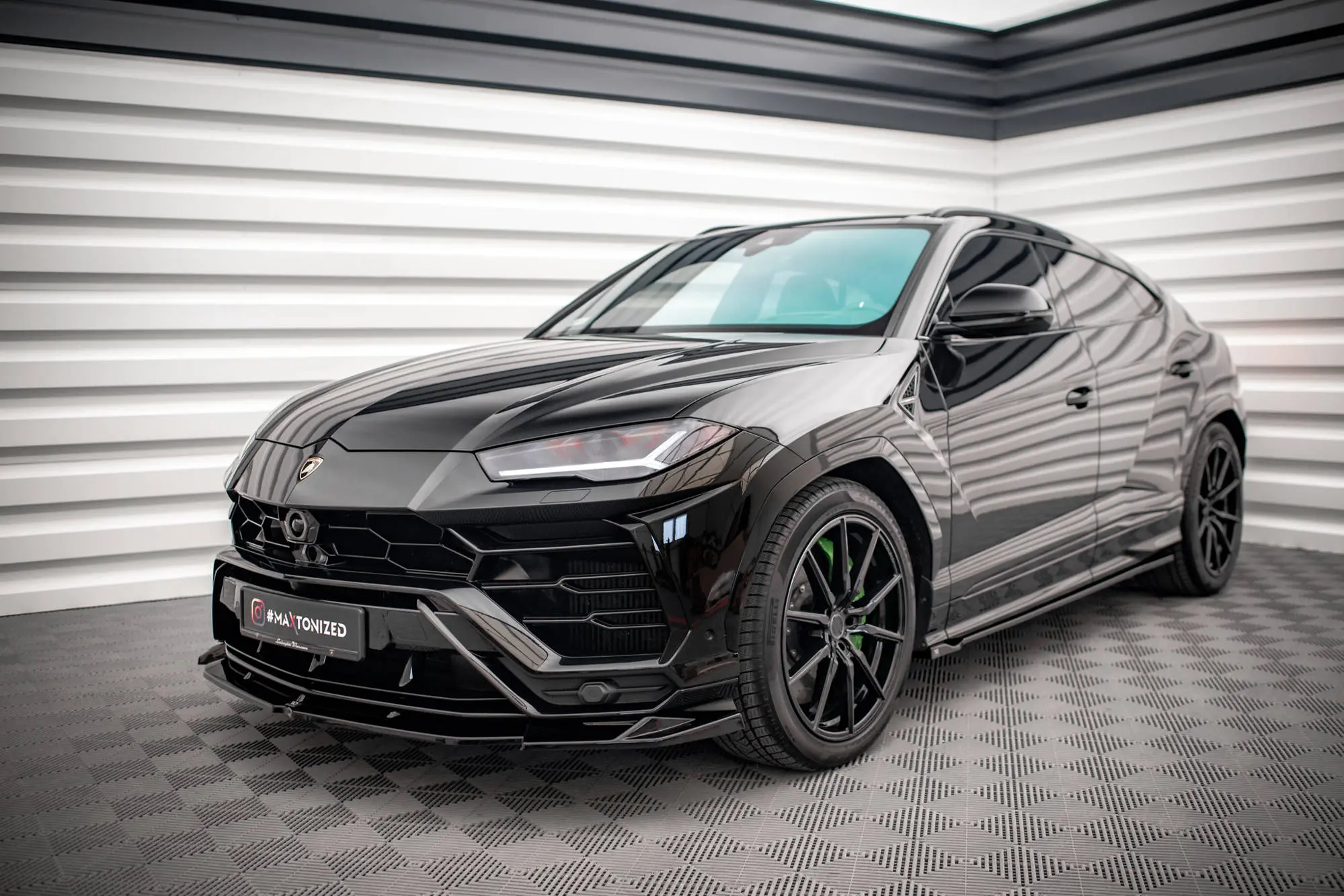 Frontspoiler Lamborghini Urus 2018-> | V.1 Glossy Black Edition – bilde 3