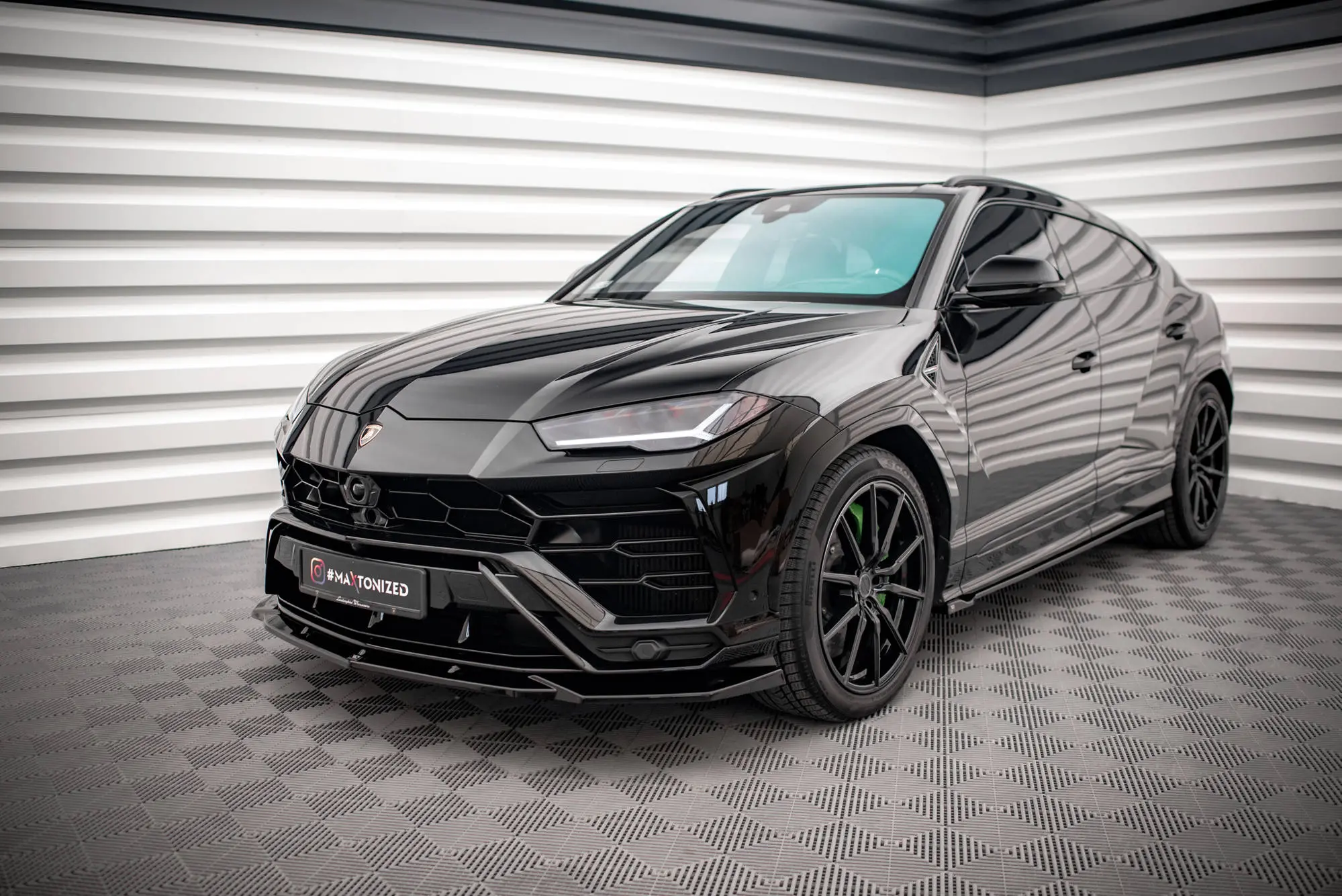 Frontspoiler Lamborghini Urus 2018-> | V.2 Glossy Black Edition – bilde 4