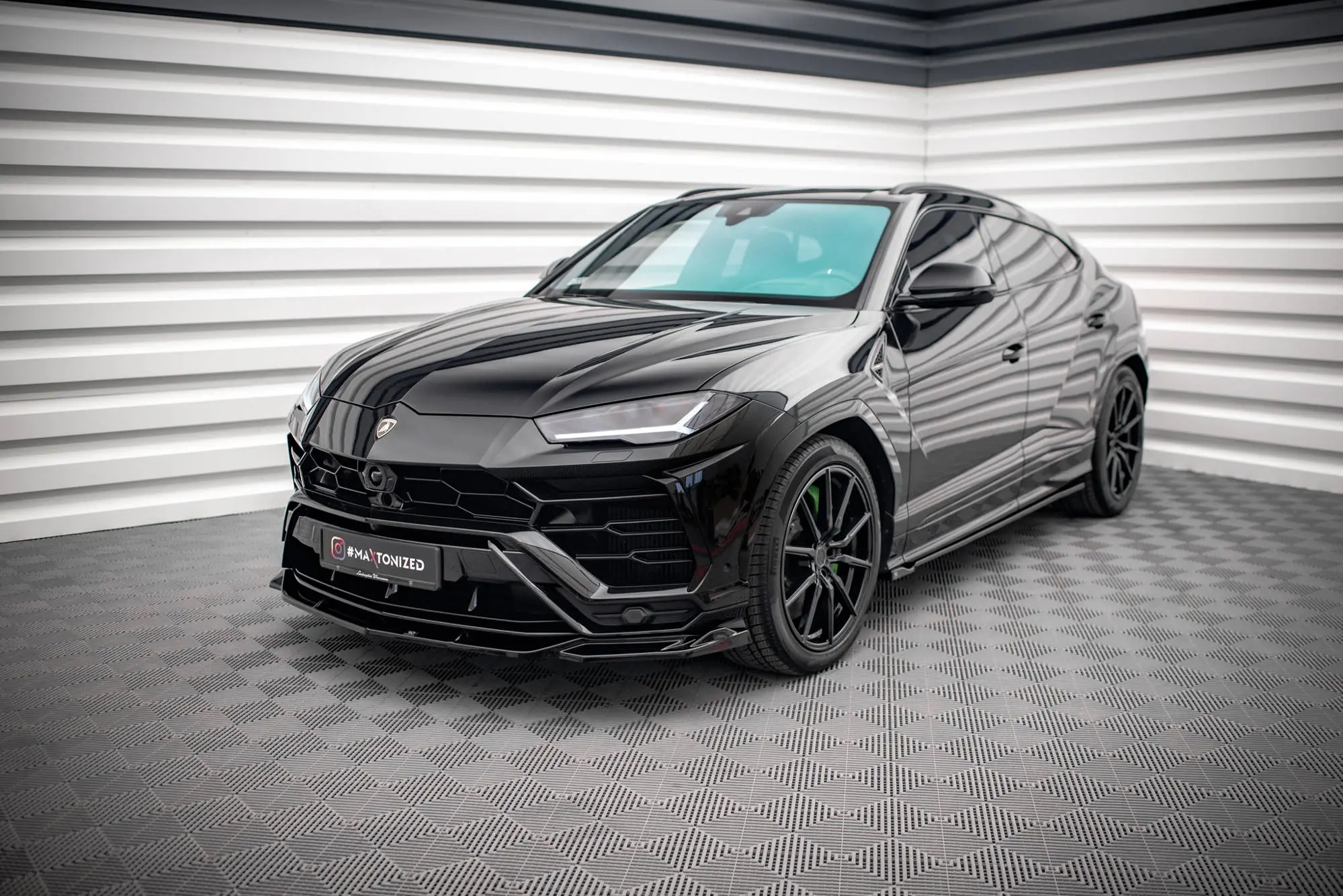 Frontspoiler Lamborghini Urus 2018-> | V.3 Glossy Black Edition – bilde 2