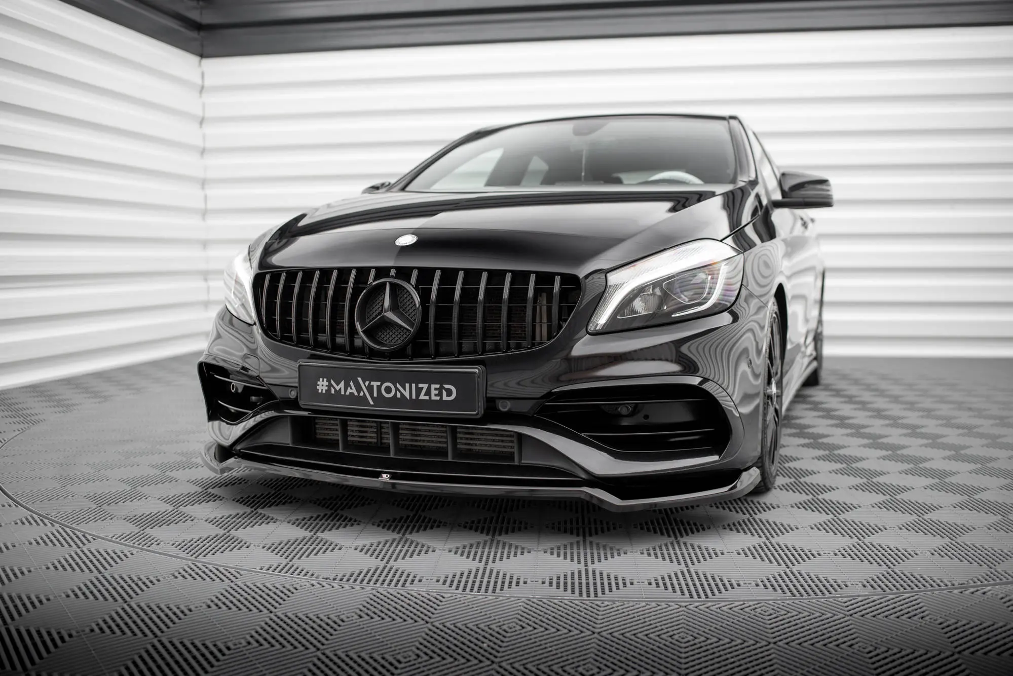 Frontspoiler Mercedes-Benz A (W176) AMG-Line facelift 2015 - 2018  | V.1 Glossy Black Edition – bilde 4