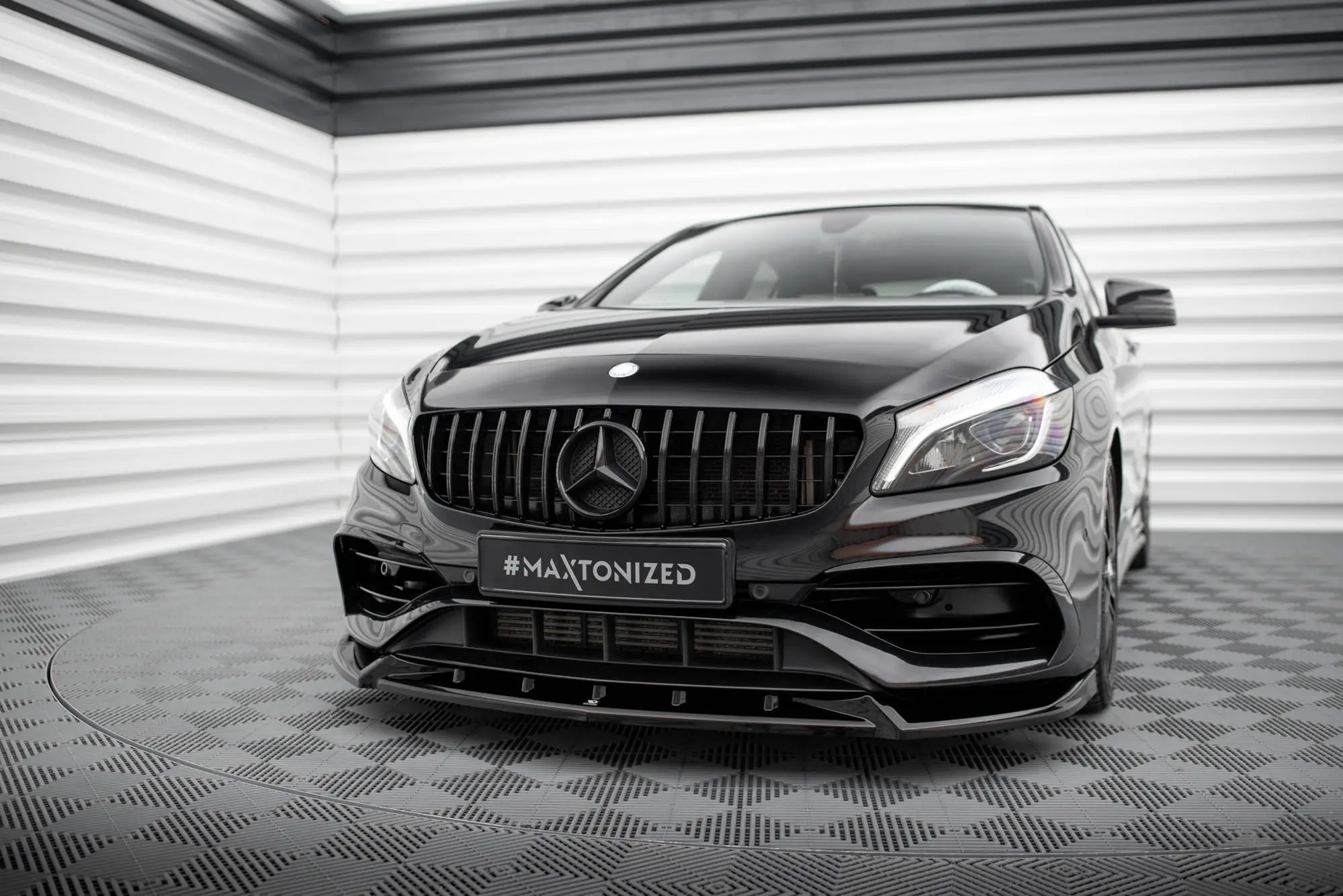 Frontspoiler Mercedes-Benz A (W176) AMG-Line facelift 2015 - 2018  | V.2 Glossy Black Edition – bilde 2