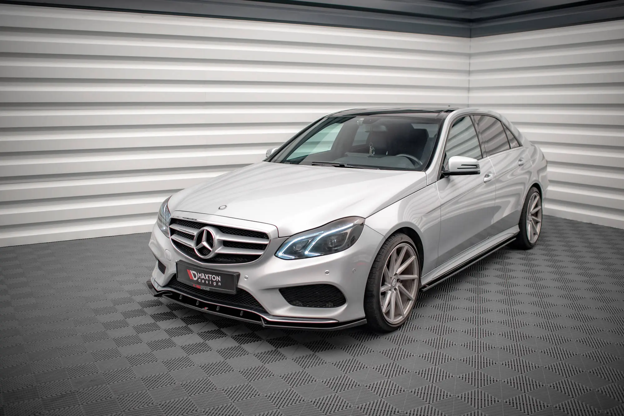 Frontspoiler Mercedes-Benz E (W212) AMG-Line Facelift 2012-2016 | V.2 Glossy Black Edition – bilde 4