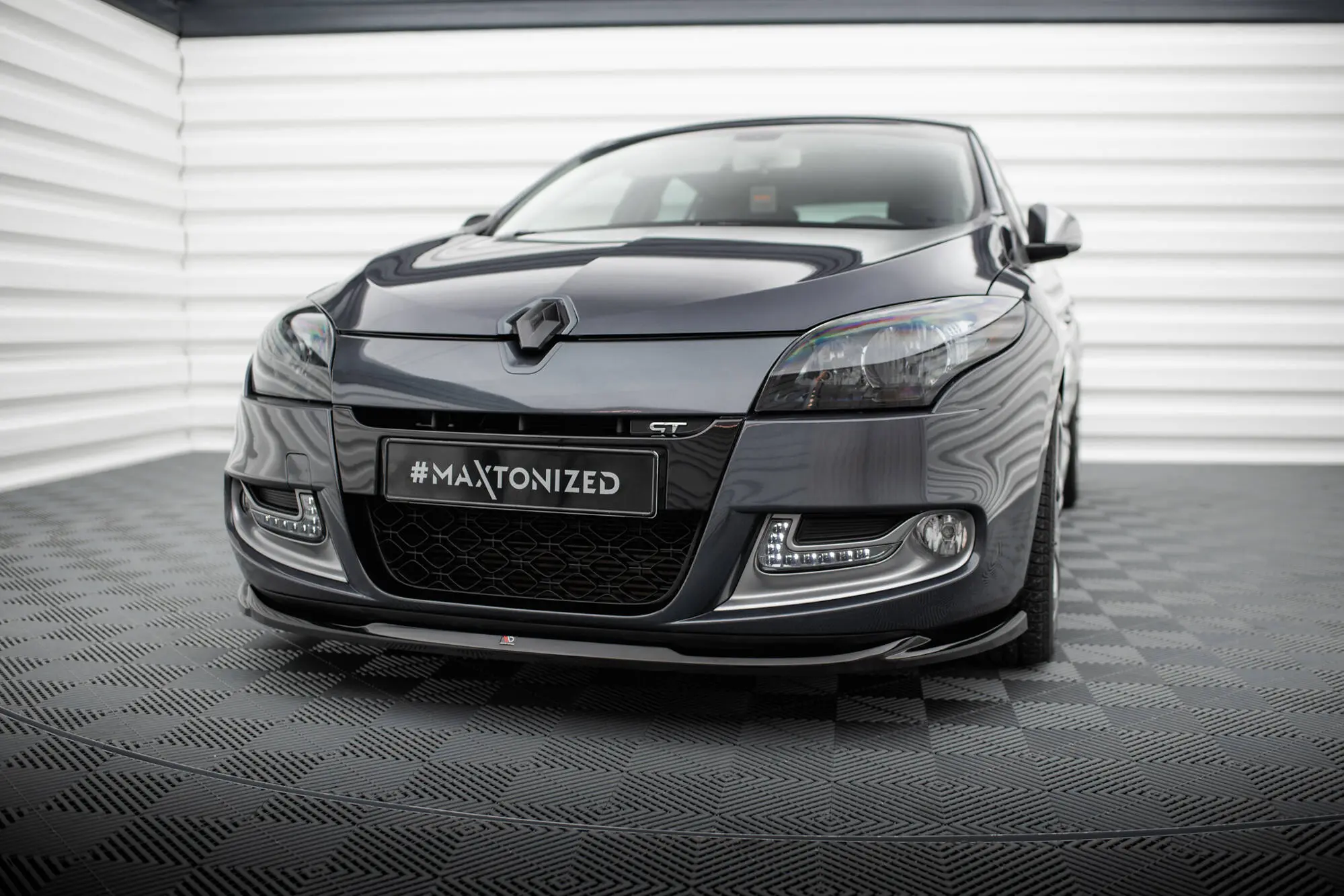 Frontspoiler Renault Megane GT mk3 facelift 2012 - 2013 | V.2 Glossy Black Edition
