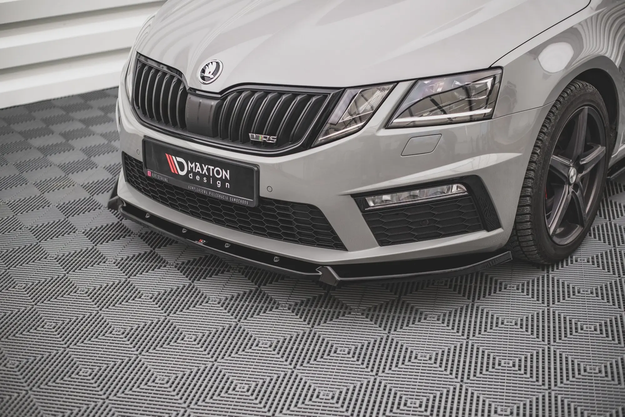Frontspoiler Skoda Octavia III RS Facelift 2016-2019 | V.2 Glossy Black Edition – bilde 2