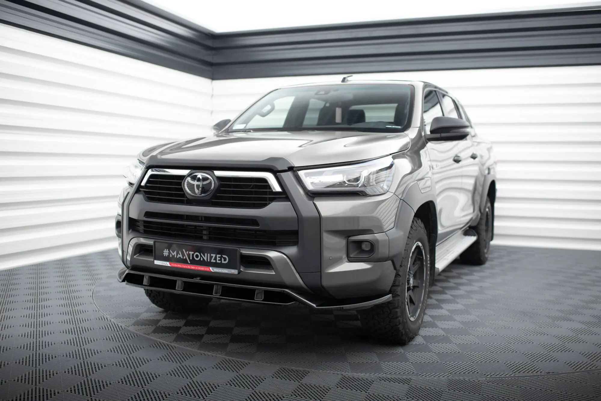 Frontspoiler Toyota Hilux VIII Invincible Facelift 2020 -> │ Glossy Black Edition