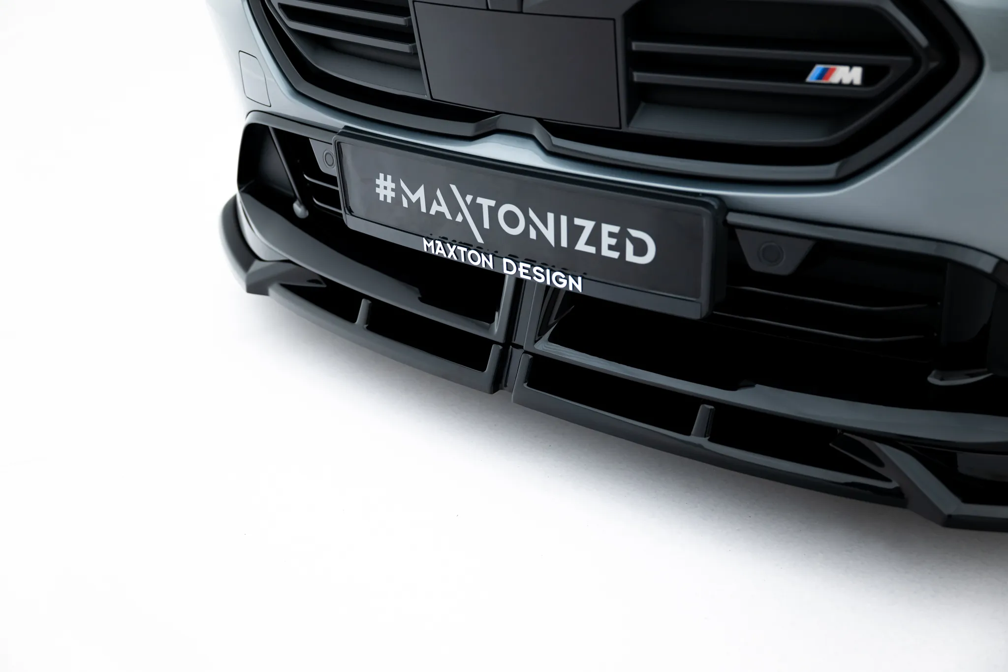 Frontspoiler V.1 BMW M135i M Performance (F70) 2024 ->  | Glossy Black Edition – bilde 4