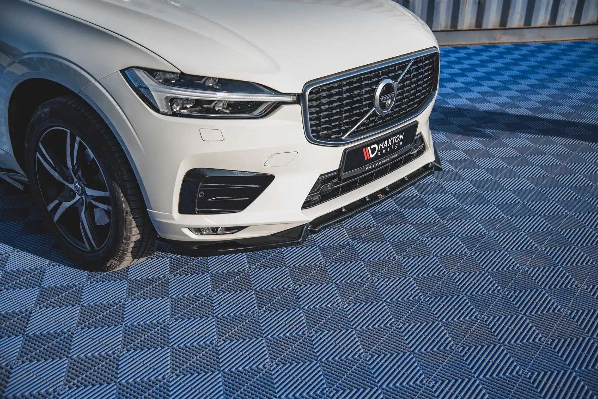Frontspoiler Volvo XC60 II R-Design 2017 - 2021 | V.2 Glossy Black Edition – bilde 3