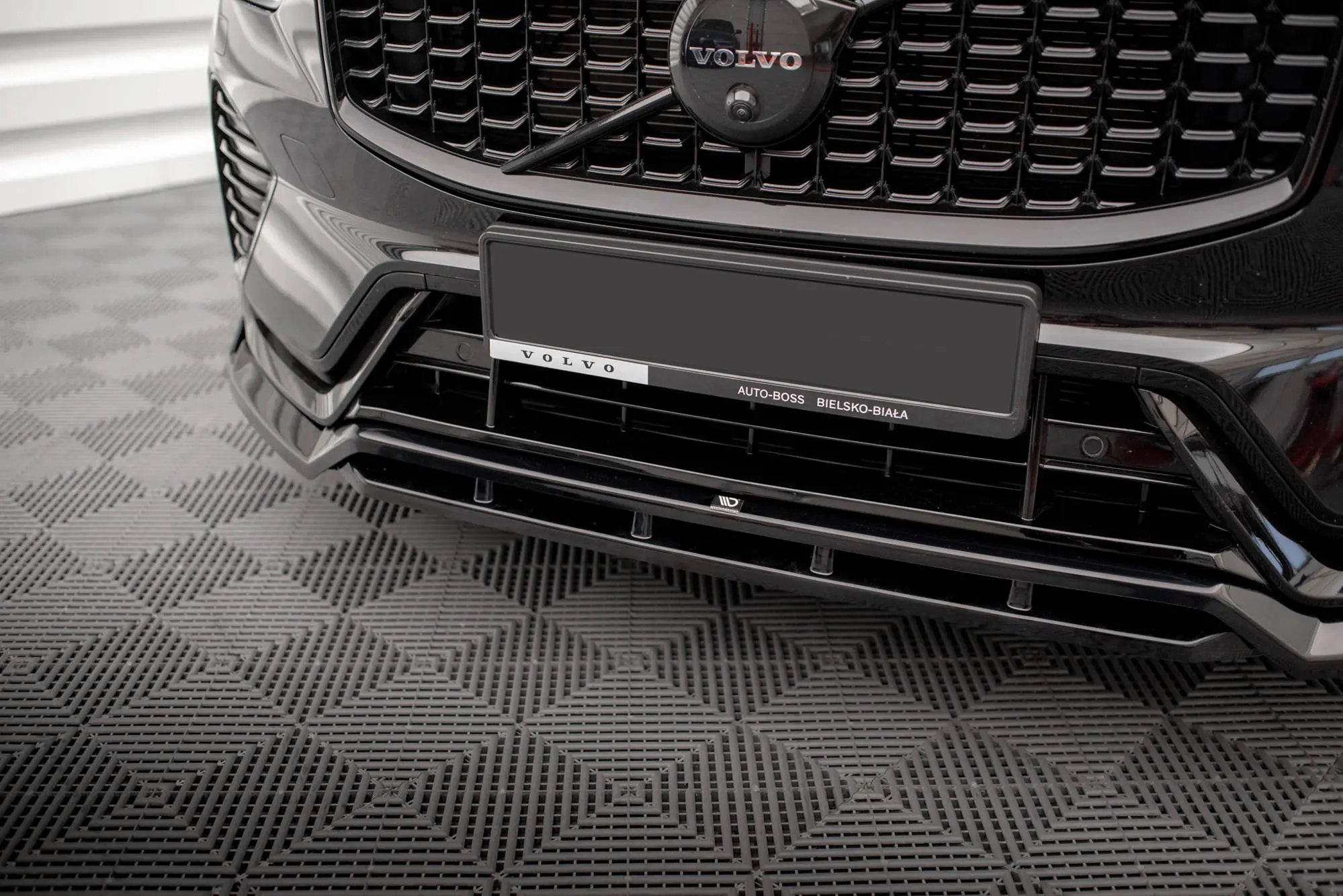 Frontspoiler Volvo XC60 II R-Design Facelift 2021 -> | Glossy Black Edition – bilde 2