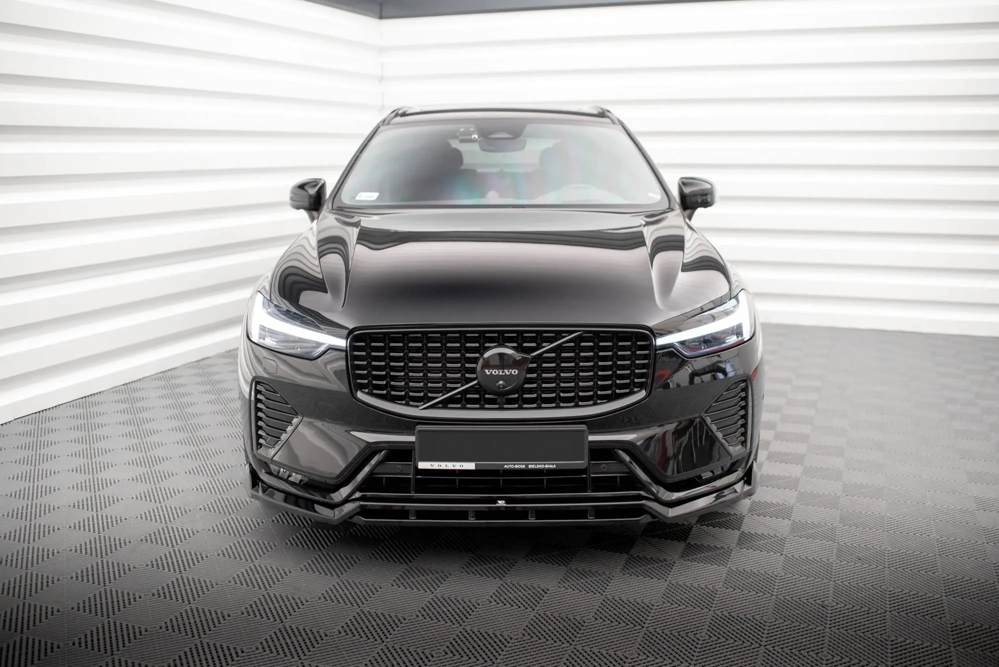Frontspoiler Volvo XC60 II R-Design Facelift 2021 -> | Glossy Black Edition – bilde 3