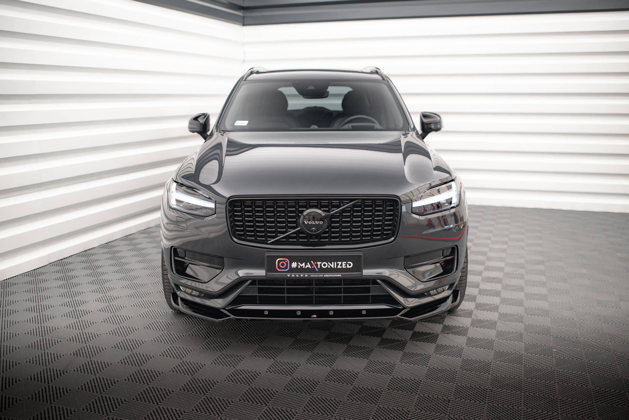 Frontspoiler Volvo XC90 II R-Design Facelift 2019-> | V.1 Glossy Black Edidtion – bilde 2