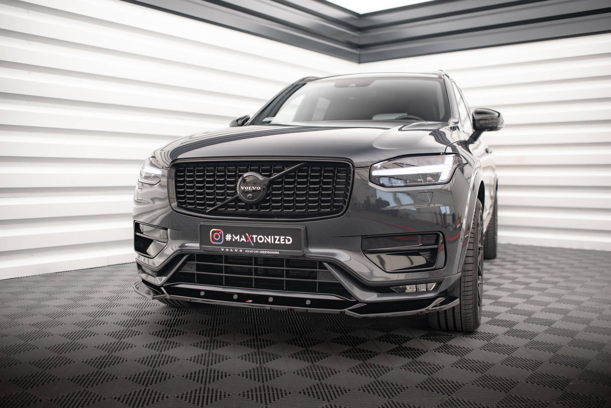 Frontspoiler Volvo XC90 II R-Design Facelift 2019-> | V.1 Glossy Black Edidtion – bilde 4