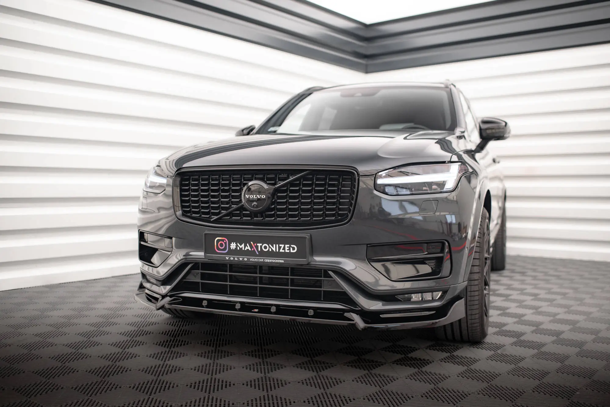 Frontspoiler  Volvo XC90 II R-Design Facelift 2019-> | V.2 Glossy Black Edition – bilde 4
