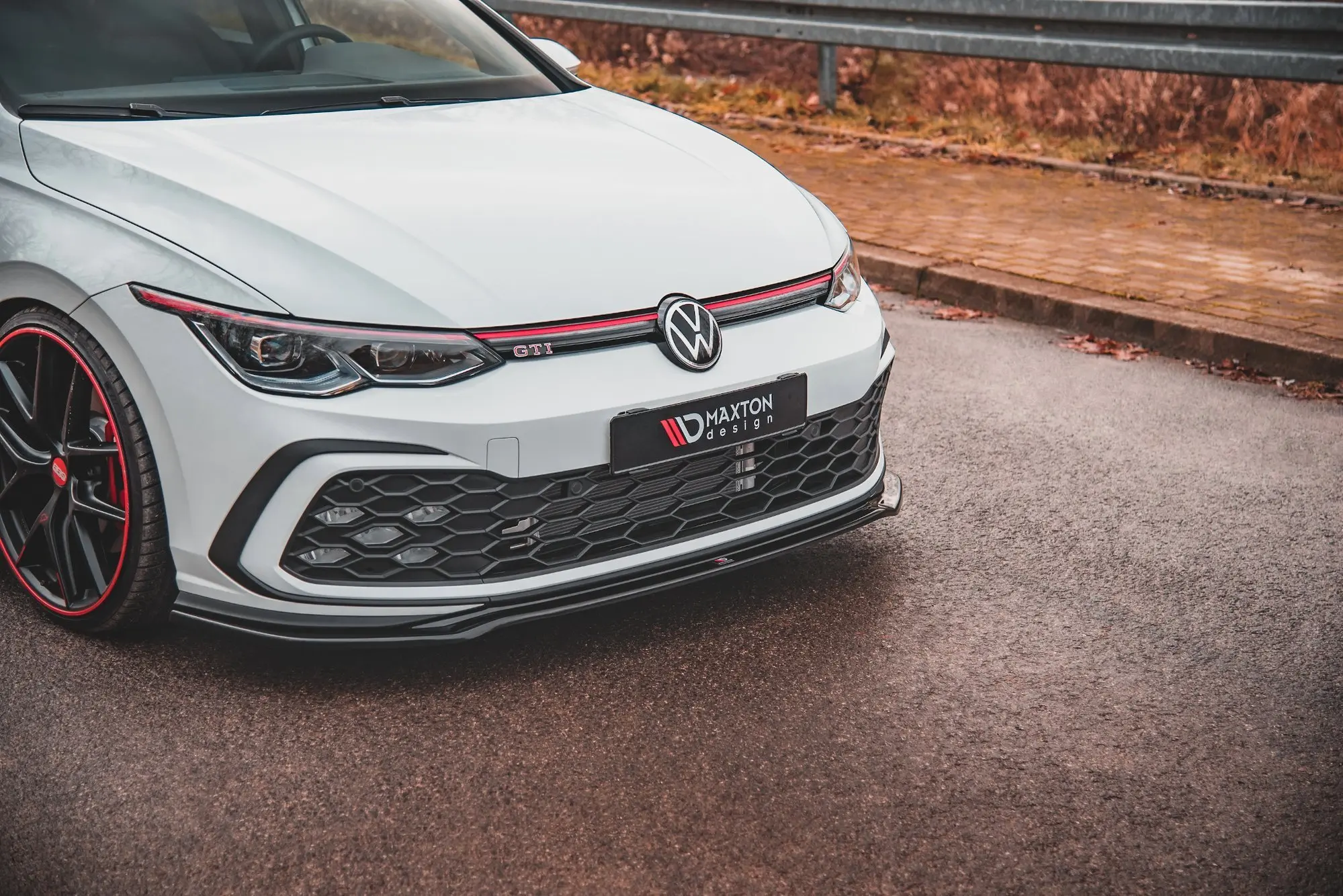 Frontspoiler VW Golf VIII GTI / R-Line 2020-> | V.4 Glossy Black Edition – bilde 4