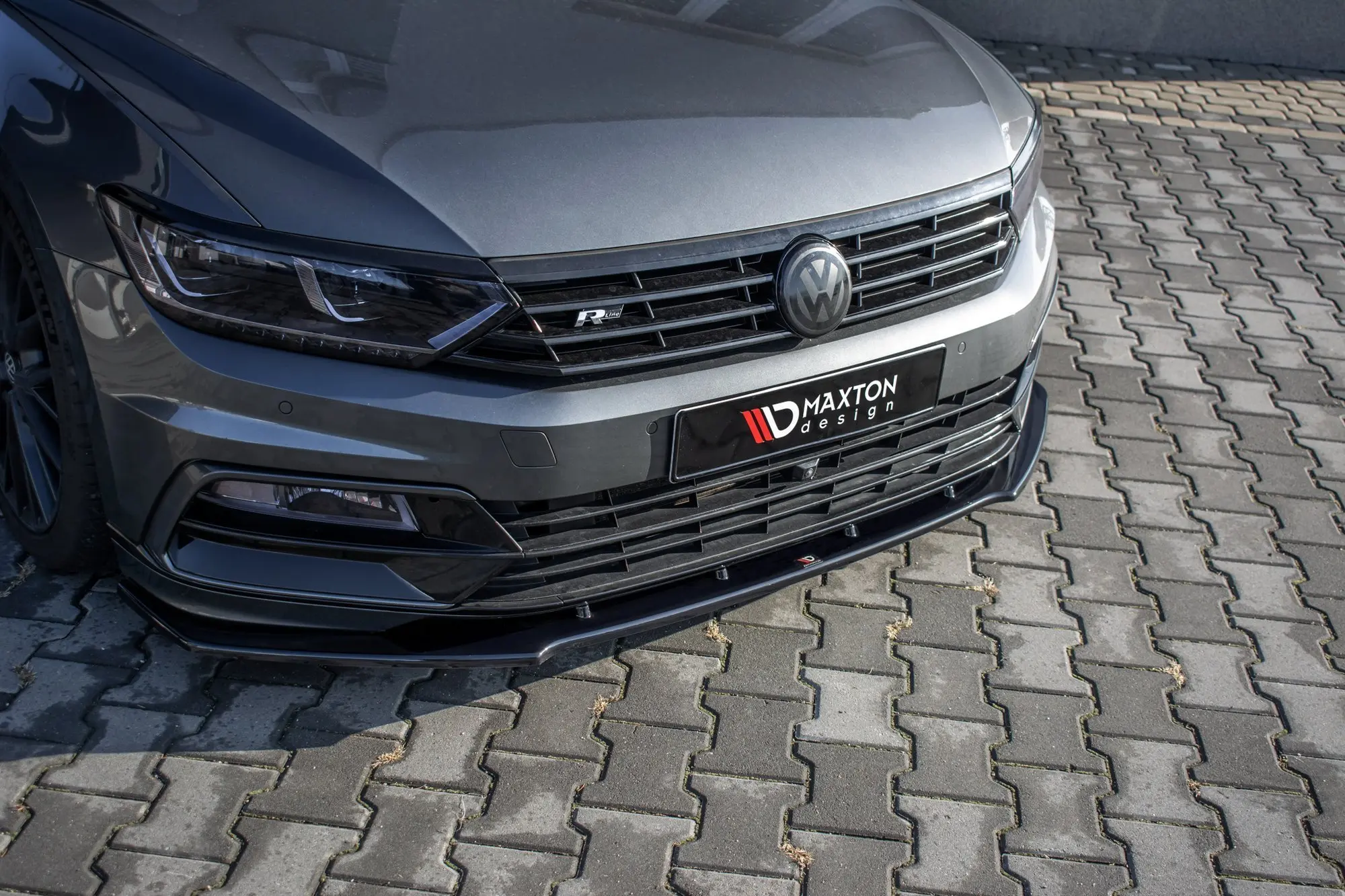Frontspoiler VW Passat B8 R-Line 2015 - 2019 | V.1 Glossy Black Edition