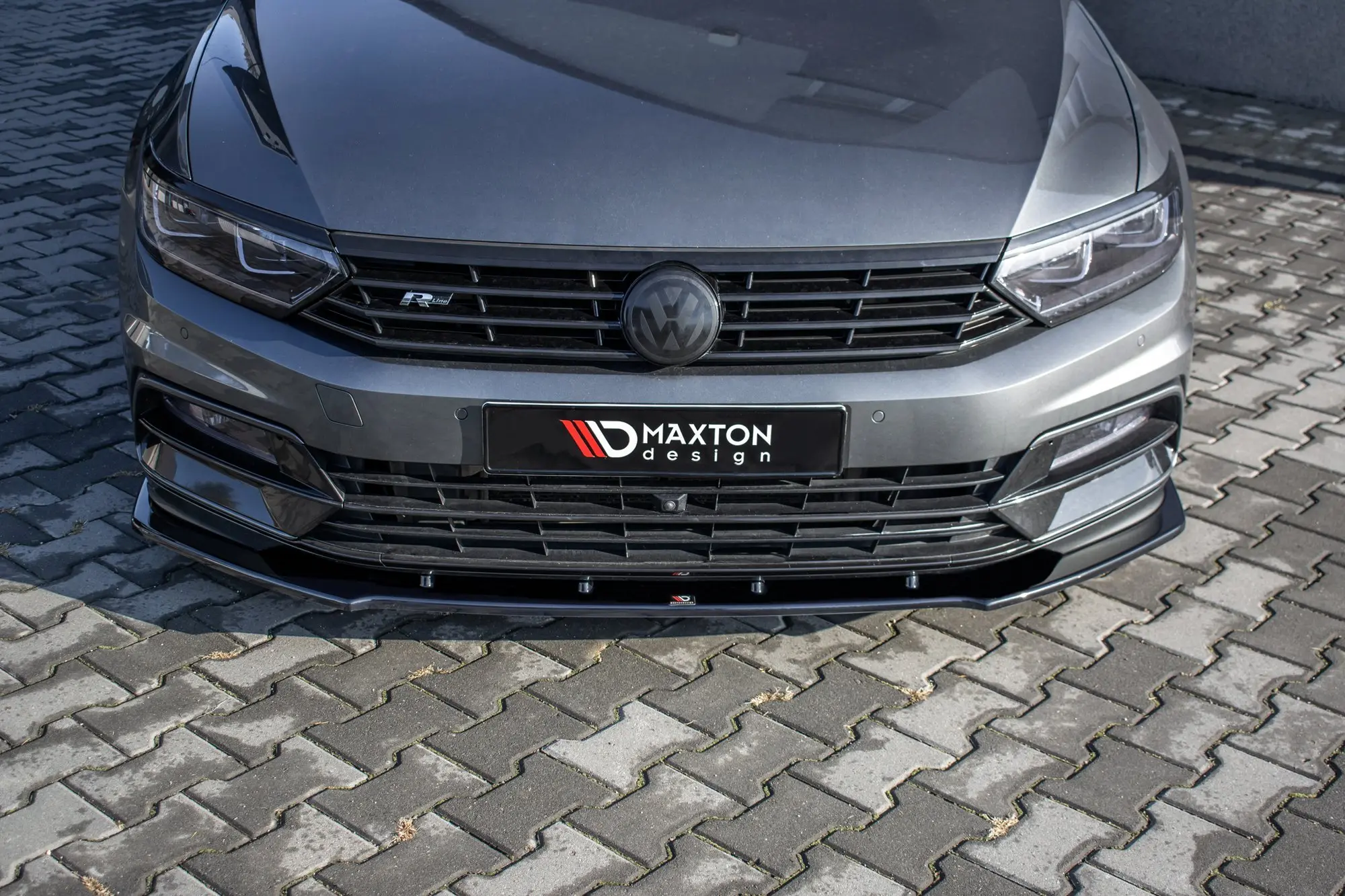 Frontspoiler VW Passat B8 R-Line 2015 - 2019 | V.1 Glossy Black Edition – bilde 4