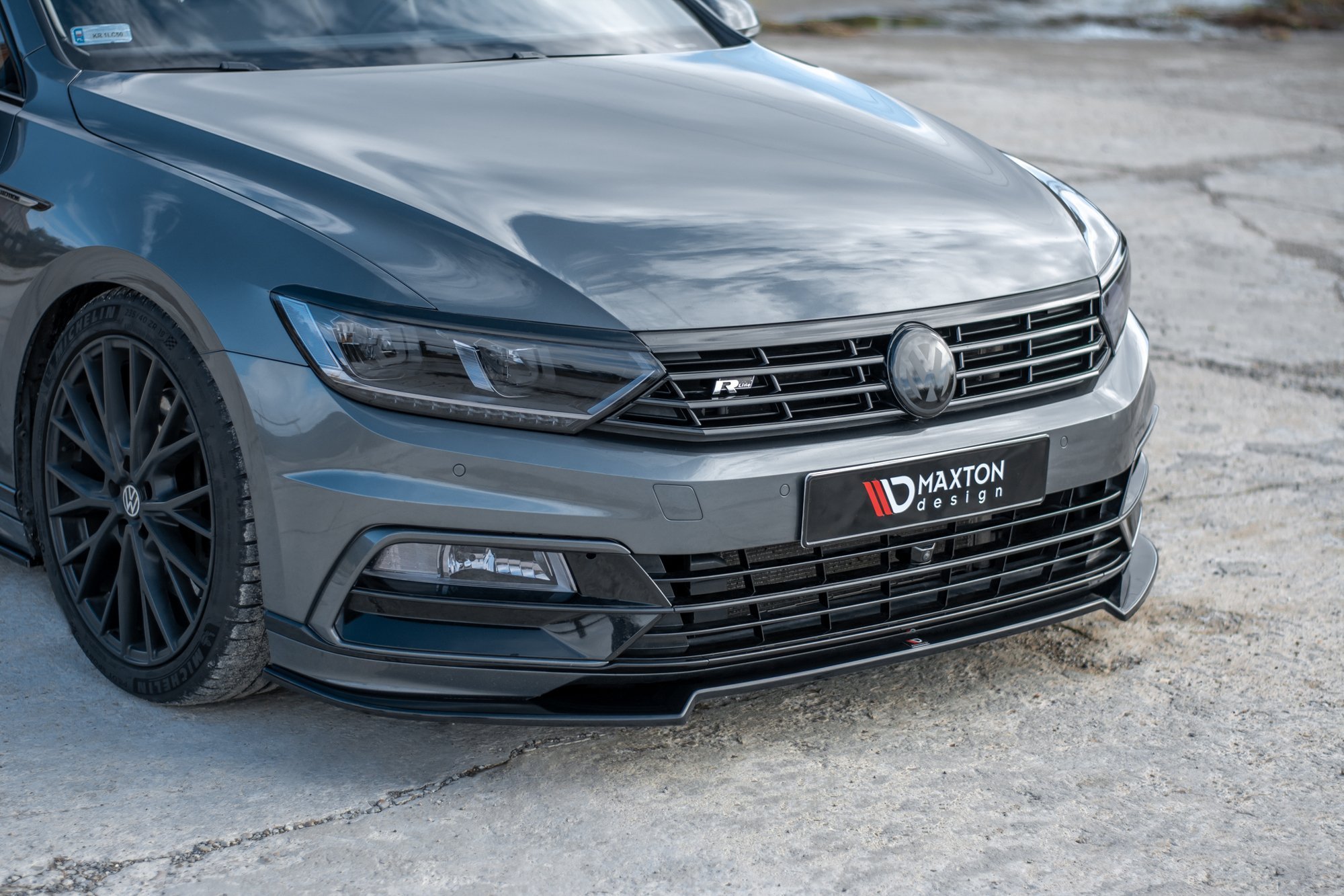 Frontspoiler VW Passat B8 R-Line 2015 - 2019 | V.2 Glossy Black Edition – bilde 4