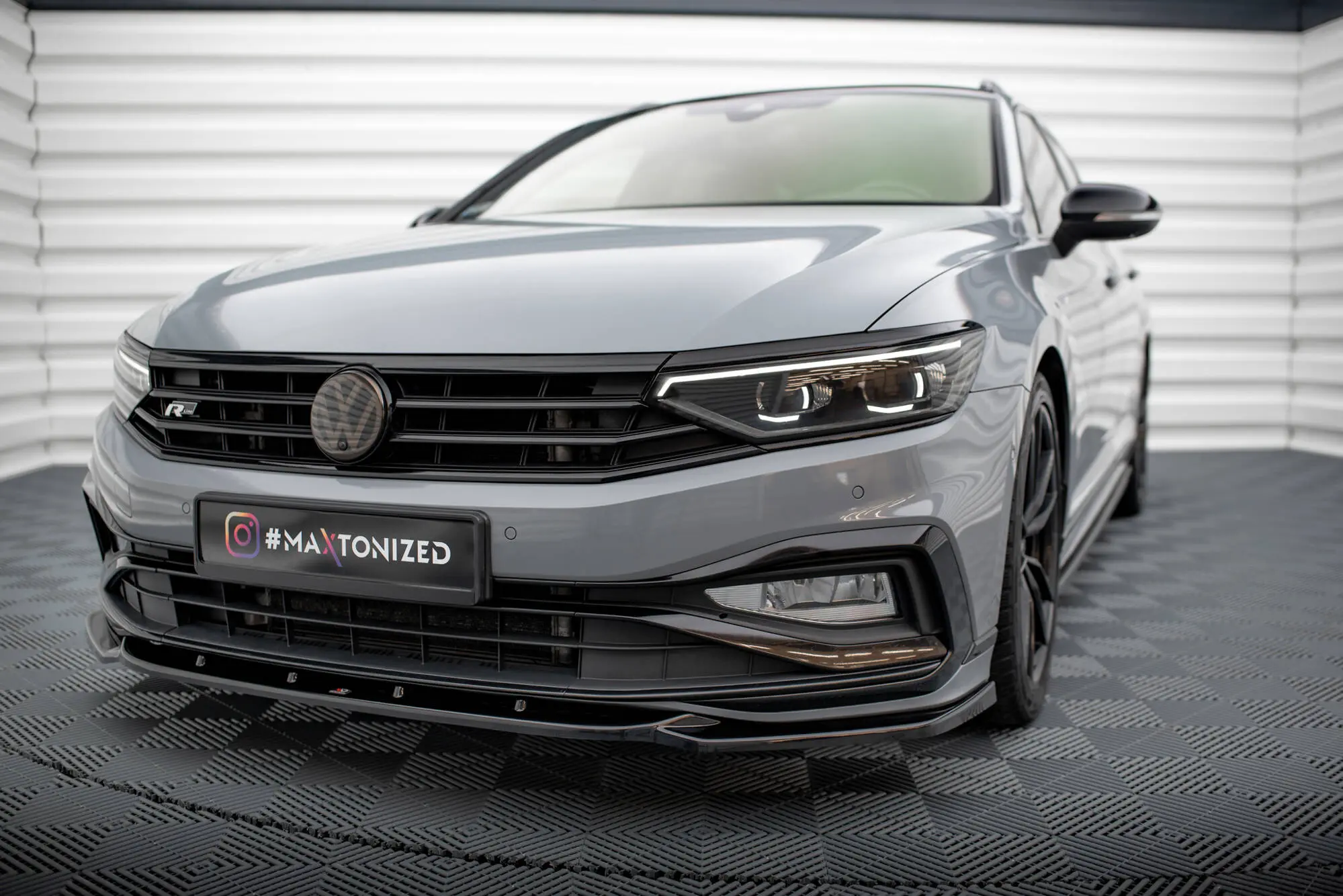 Frontspoiler VW Passat B8 R-Line facelift 2019 - 2023 | V.2 Glossy Black Edition – bilde 4