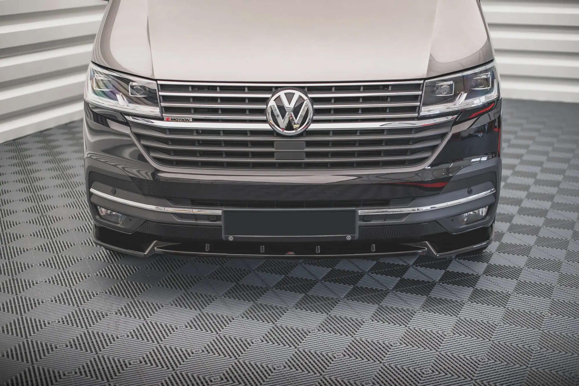 Frontspoiler VW T6.1 Facelift 2019 - 2023 | V.1 Glossy Black Edition – bilde 2