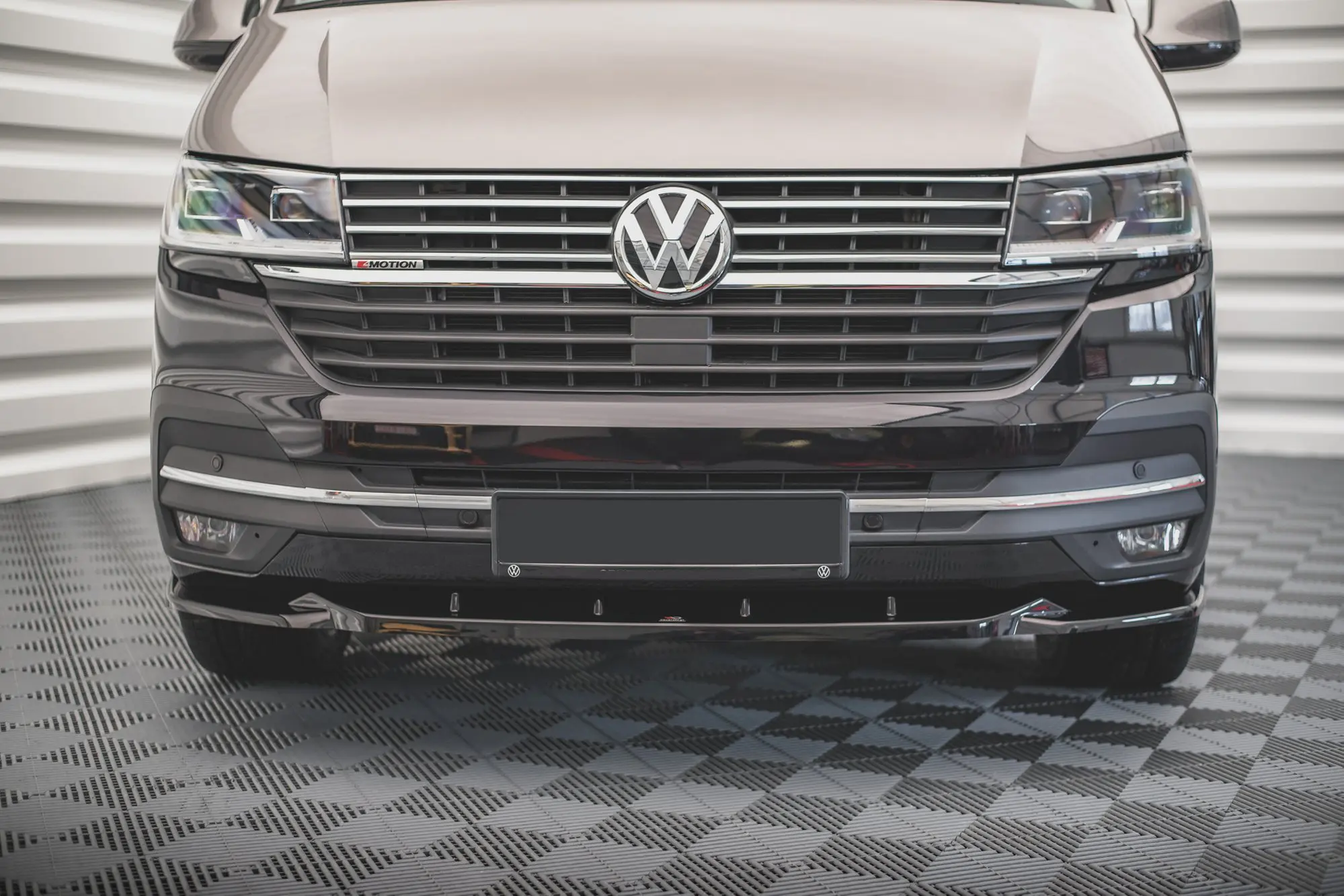 Frontspoiler VW T6.1 Facelift 2019 - 2023 | V.2 Glossy Black Edition – bilde 3