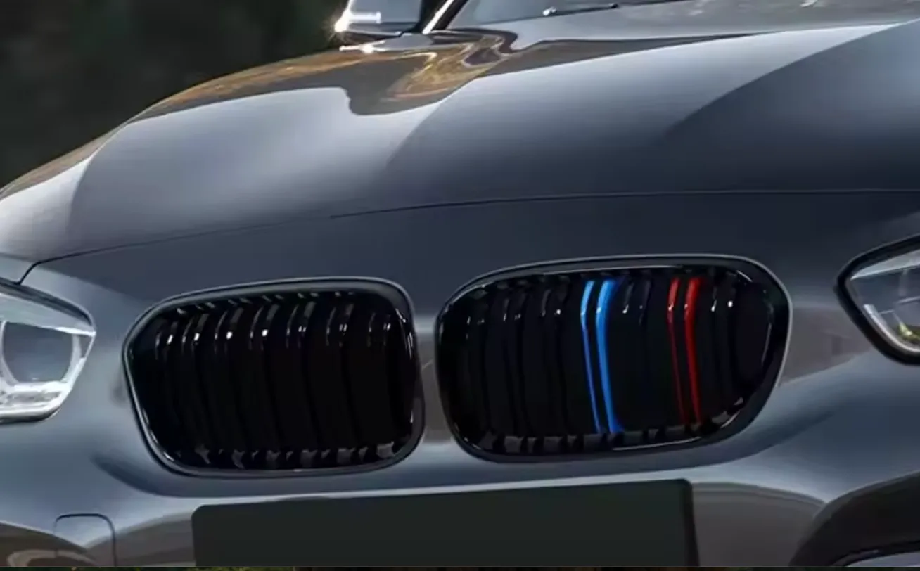 Grill BMW 1 (F20 / F21) LCI 2015 - 2020  │ Sportsgrill M Performance-stil - gloss black tri-colour double bar