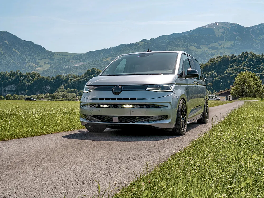 Grillkit Lazer │ VW T7 Multivan 2022 -> - 4050 lumen - 42 W - komplett sett - Godkjent fjernlys ECE R112