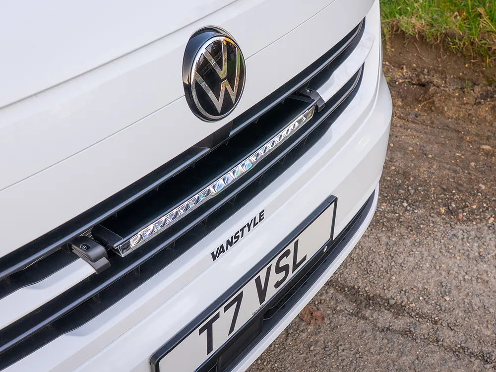 Grillkit Lazer │ VW Transporter 7 2025 -> - 11500 lumen - 120 W - komplett sett - 1 stk Glide Elite med posisjonslys – bilde 2