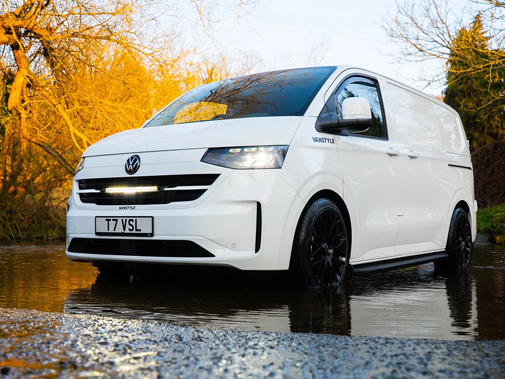 Grillkit Lazer │ VW Transporter 7 2025 -> - 12150 lumen - 126 W - komplett sett - Godkjent fjernlys ECE R112 - 1 stk Linear-18 Elite+