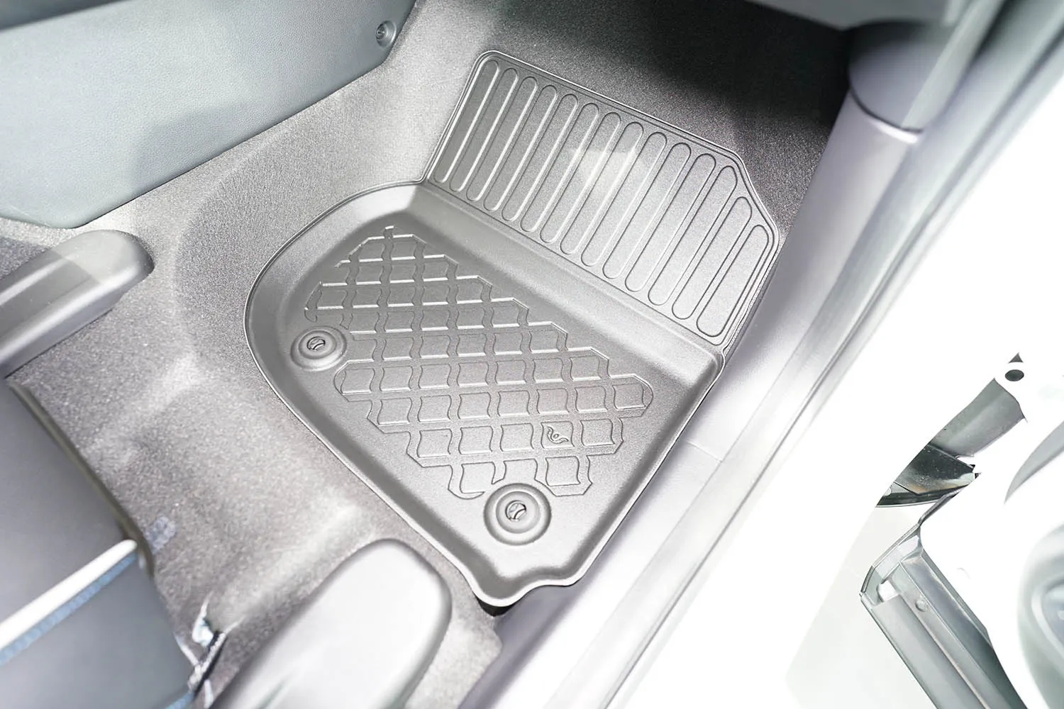 Gulvmatter foran Honda e:Ny1 2023 -> │ Elektrisk – bilde 2