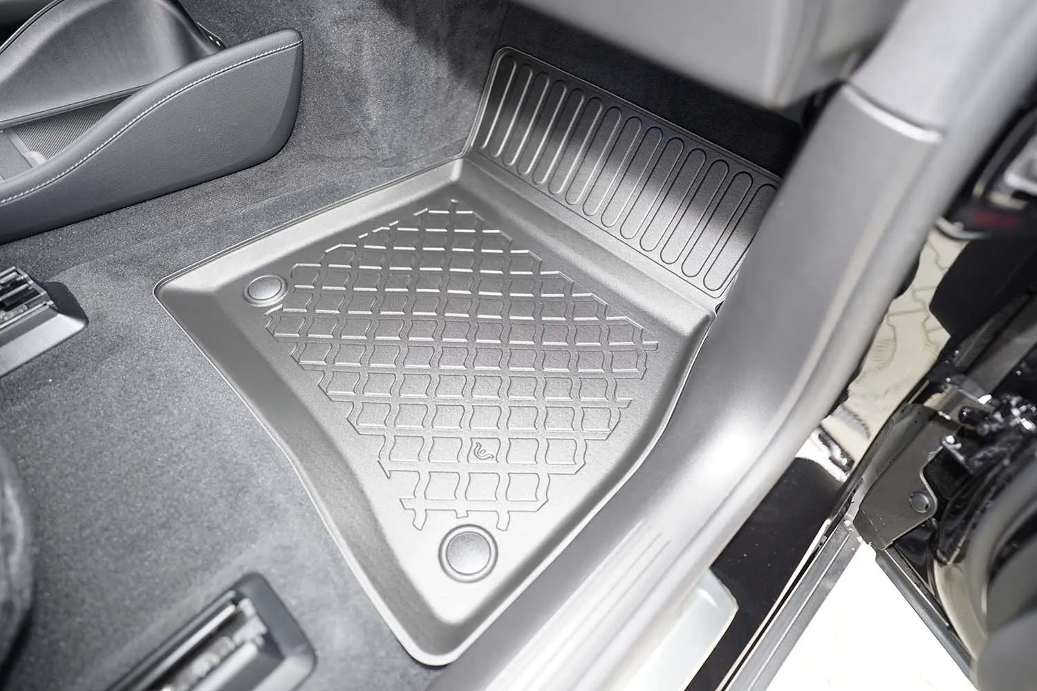 Gulvmatter foran Mercedes-Benz EQE (X294) 2023 -> │ Elektrisk – bilde 2