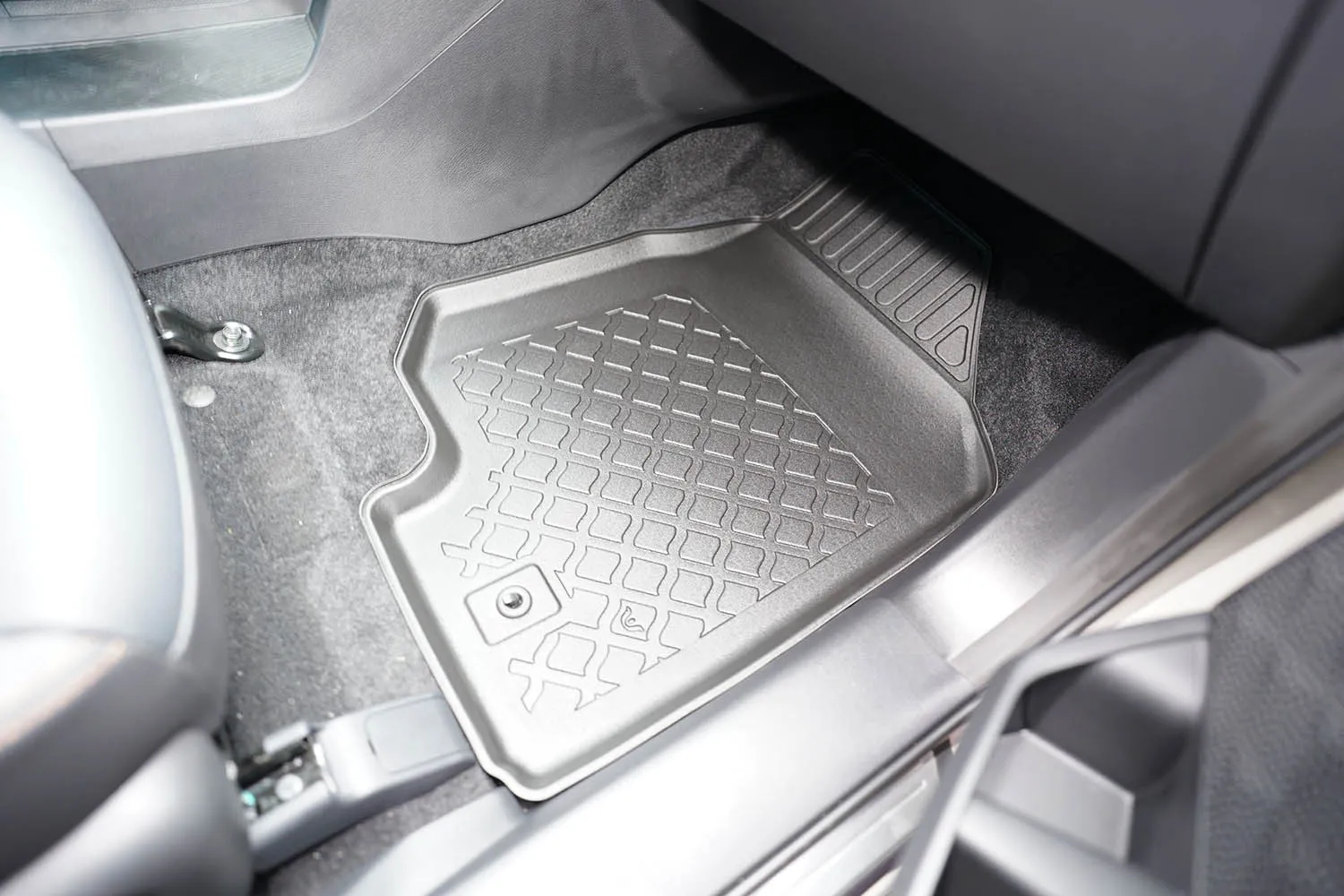 Gulvmatter foran SsangYong Torres EVX (U100) 2024 -> │ Elektrisk – bilde 2