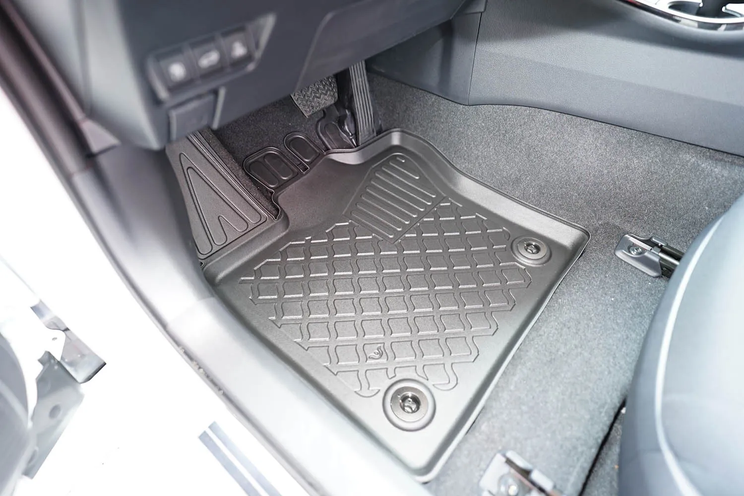 Gulvmatter foran Toyota Prius V Plug-in Hybrid 2023 ->