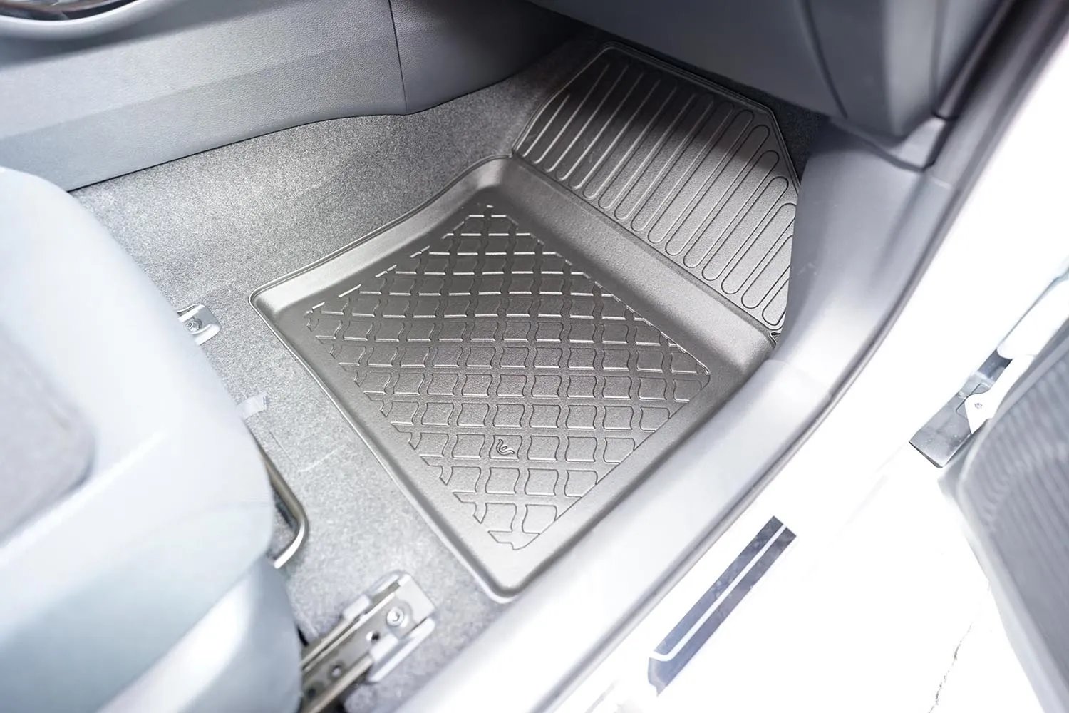Gulvmatter foran Toyota Prius V Plug-in Hybrid 2023 -> – bilde 2