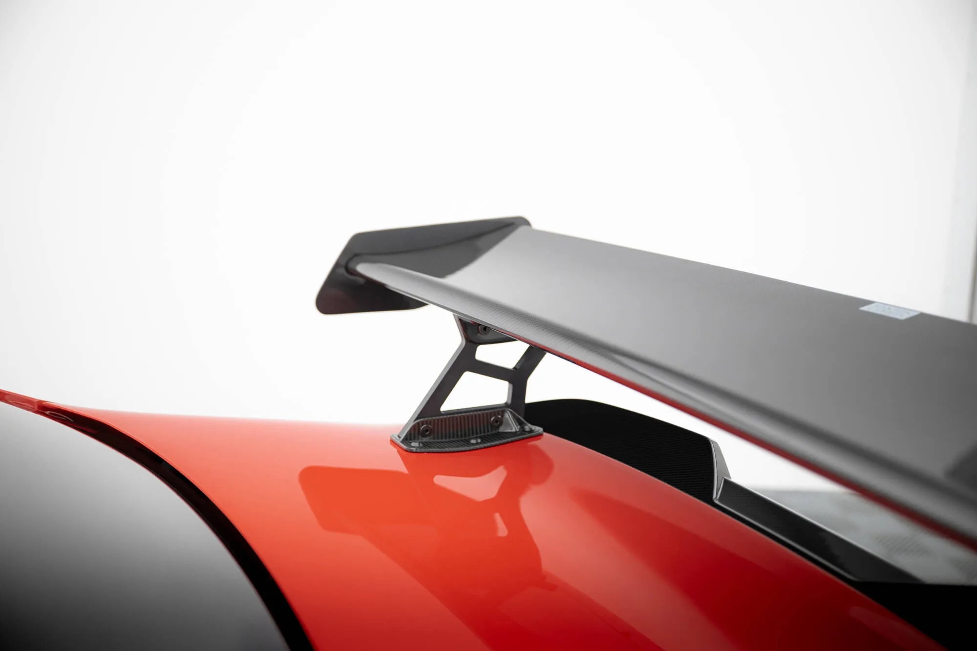 Hekkspoiler med indre bøyler BMW M2 (G87) 2023-2026 | Carbon Fiber Edition – bilde 6