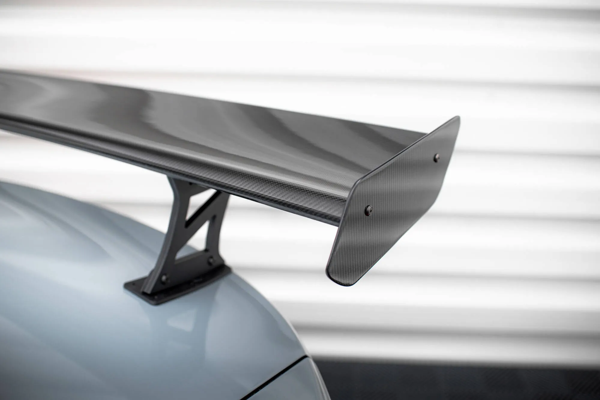 Hekkspoiler med indre bøyler BMW M3 (G80) 2021-2026 | Carbon Fiber Edition – bilde 3
